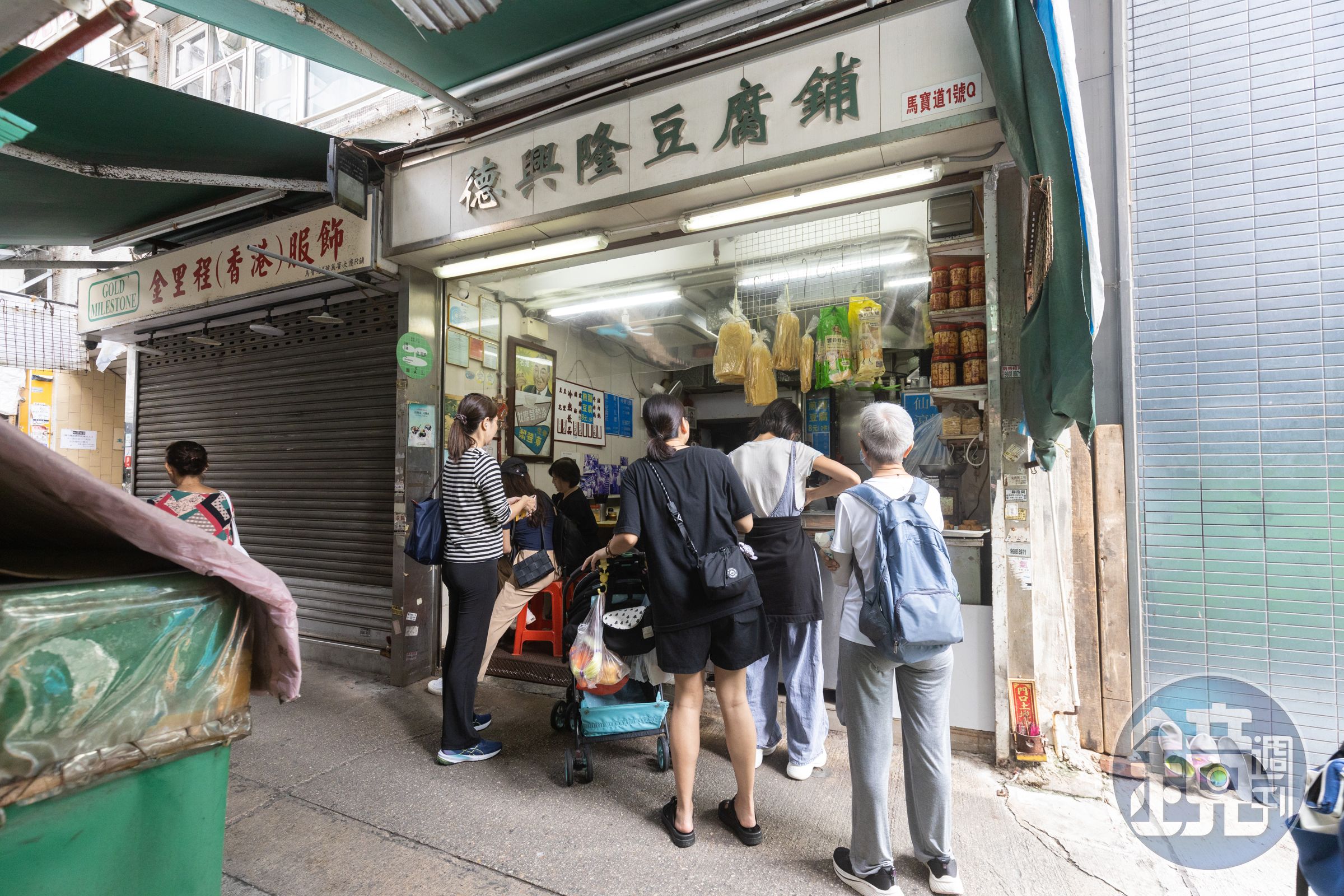 每天一早，「德興隆豆腐鋪」店前就聚集了來採買和吃早餐的人潮。