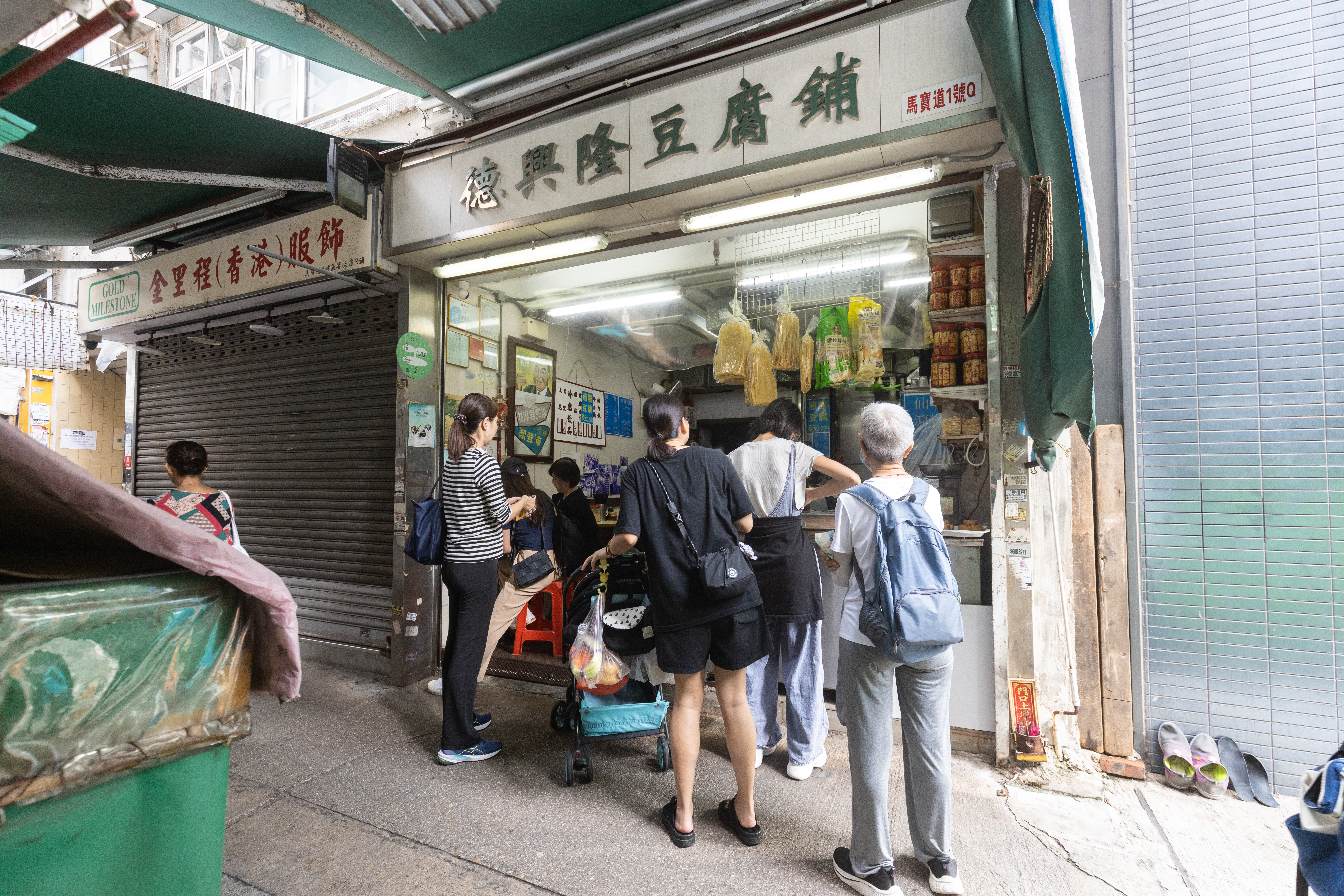 每天一早，「德興隆豆腐鋪」店前就聚集了來採買和吃早餐的人潮。