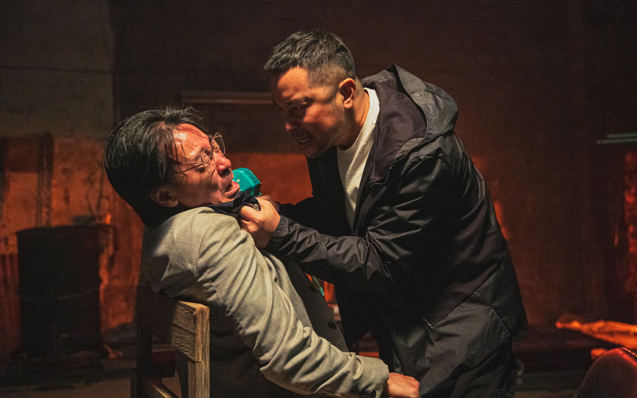 尹昭德（左）遭張孝全的釘槍攻擊。（華映娛樂提供）