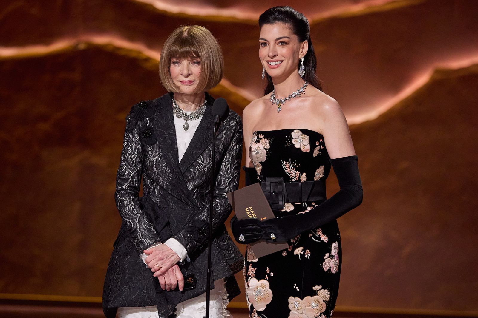 安海瑟薇被喊「愛蜜莉」 時尚惡魔露餡了