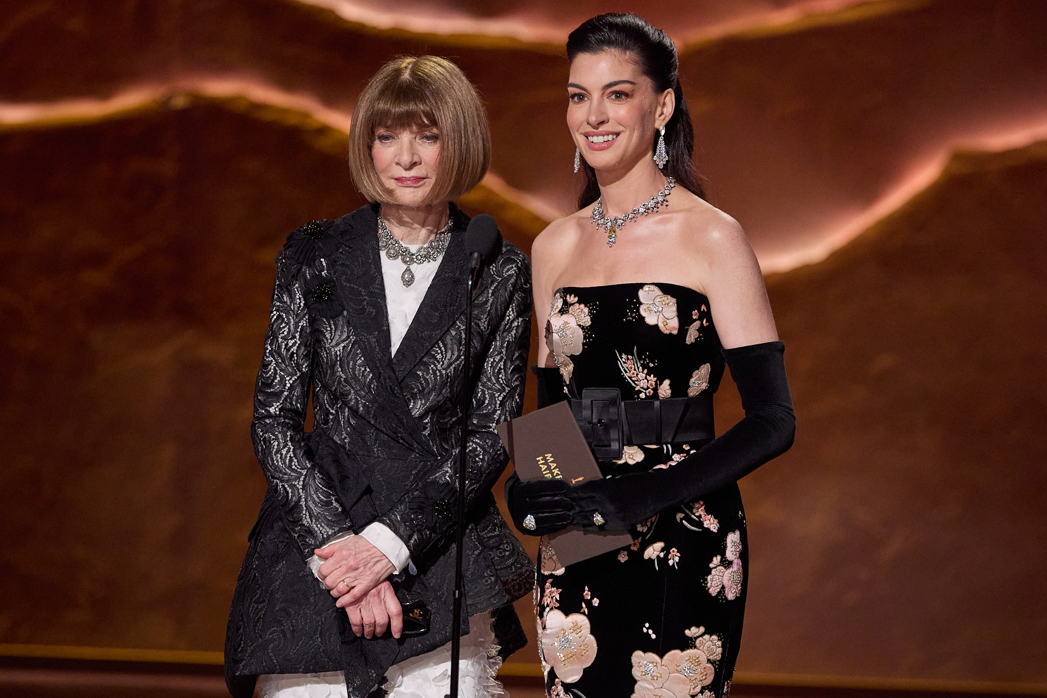 安娜溫圖（左）與安海瑟薇（右）同台，重現《穿著Prada的惡魔》的名場面。（Trae Patton攝／The Academy©A.M.P.A.S.）