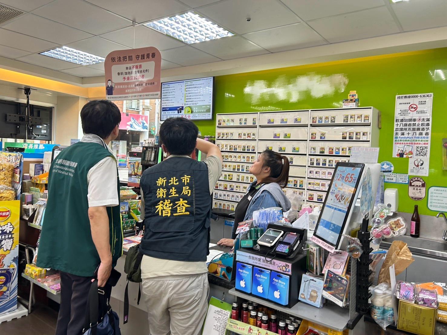 國健署以「外包裝未標示尼古丁含量」為由下架加熱菸，中華科技大學校長李禮仲批評違反程序正義。（新北市衛生局提供）