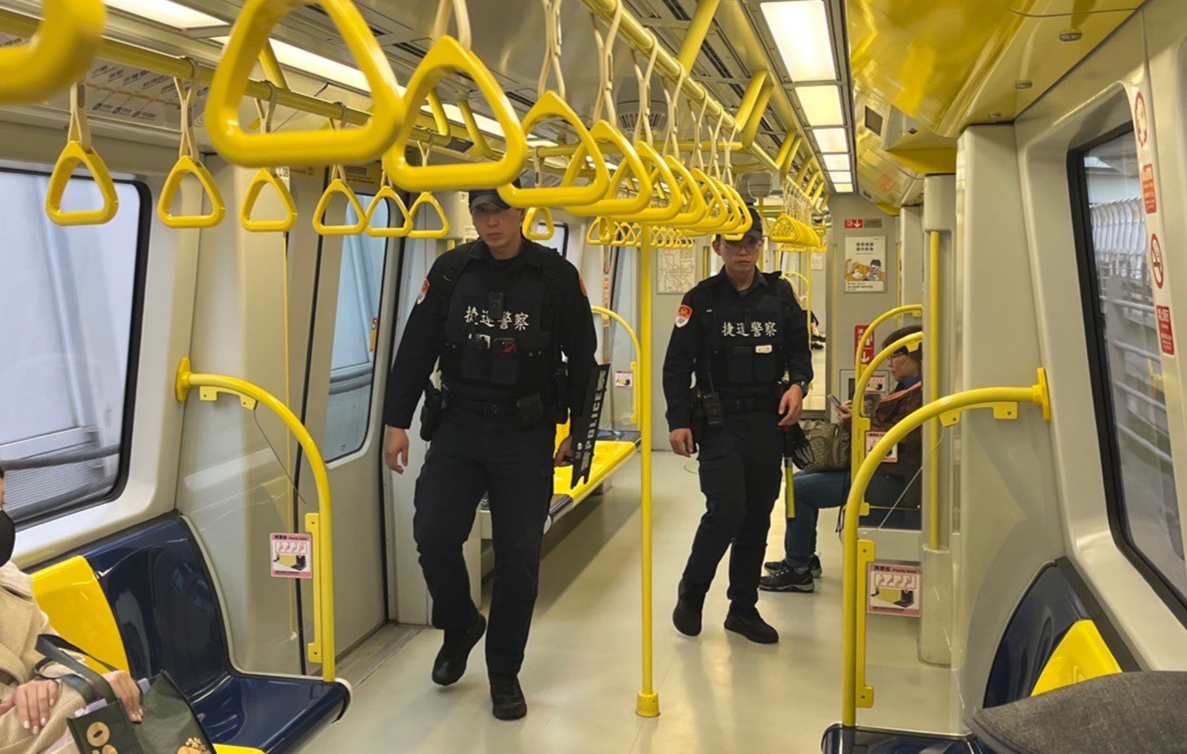 警方在捷運車廂內巡邏。（警方提供）