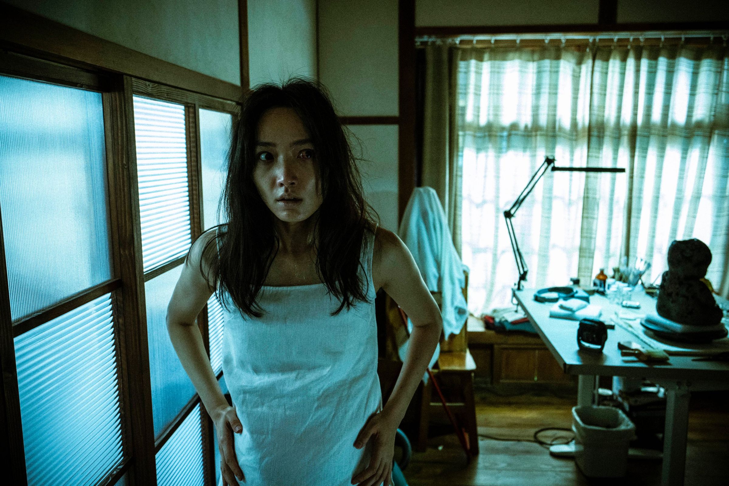 香港女演員蔡思韵初次擔綱鬼片女主角,在《泥娃娃》有突破以往表演。(天予電影提供)