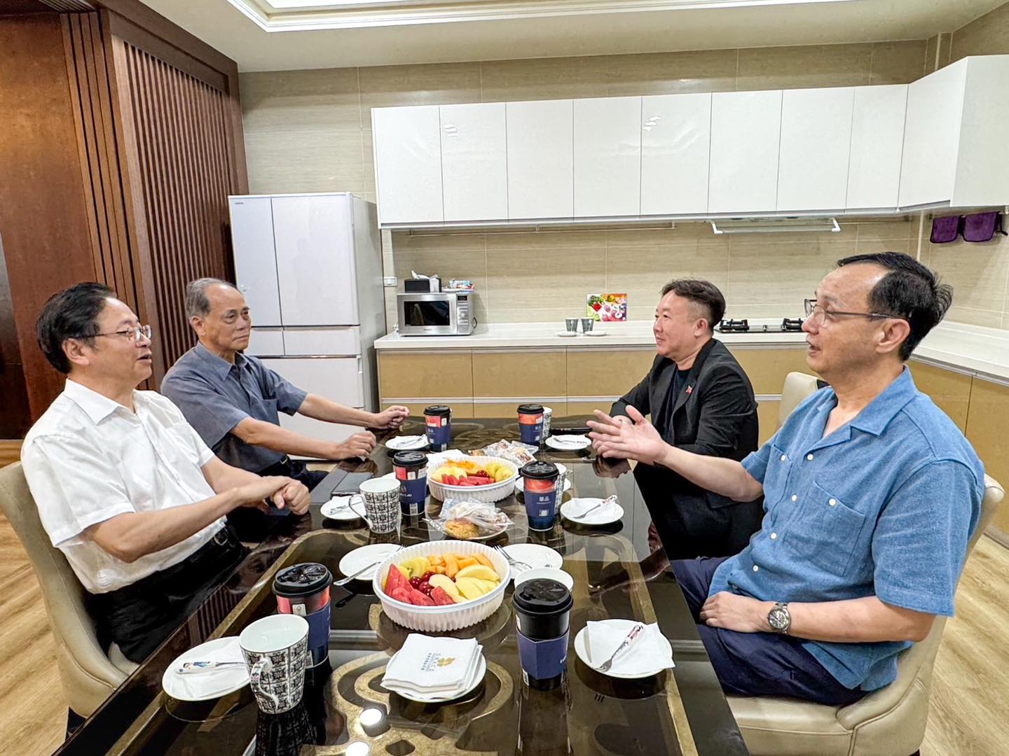 朱立倫11日號召展開「愛國者行動」，當晚到桃園市長官邸拜訪張善政。（翻攝自朱立倫臉書）