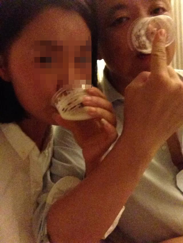 在鏡頭前，趙天麟和女子親暱喝交杯酒。（圖／鏡週刊提供）