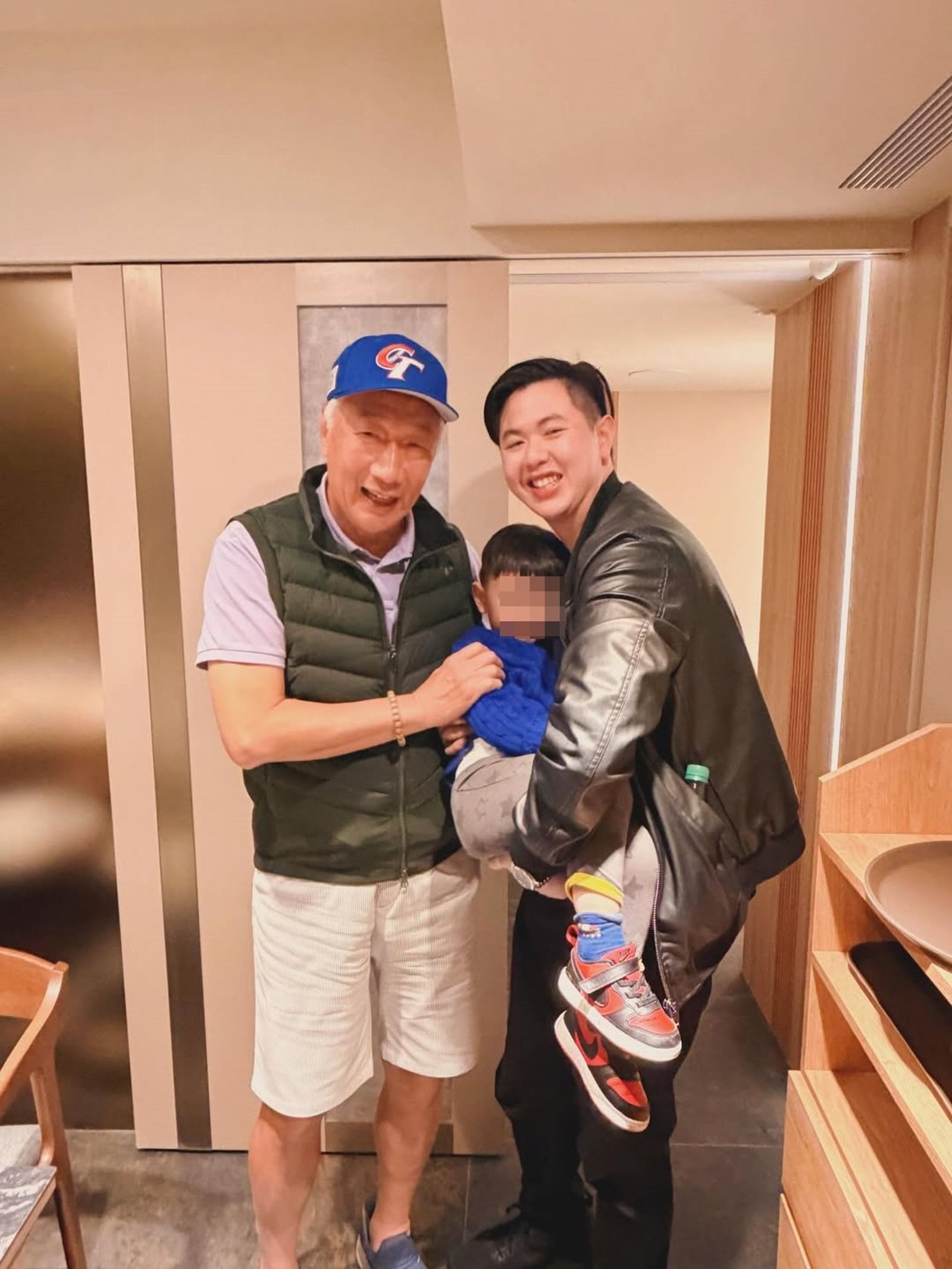 郭台銘戴著台灣隊棒球帽，氣色看起來很好，親切跟小朋友及店家合照。（「祇園.禪院壽喜燒專門店」授權提供）