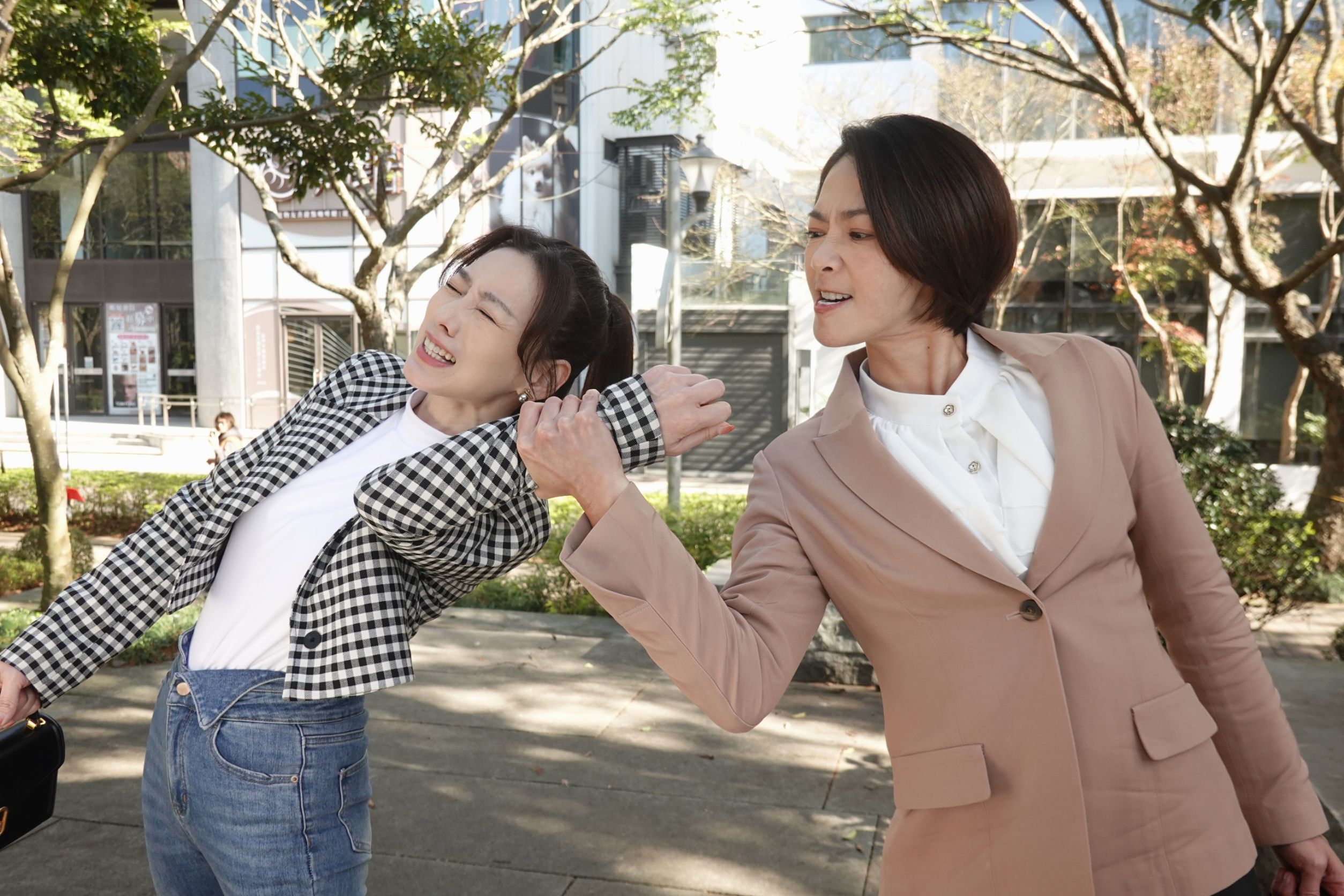 賴芊合分享侯怡君打戲像在跳國標舞，拉著手一個旋轉，已經拍好了。（民視提供）