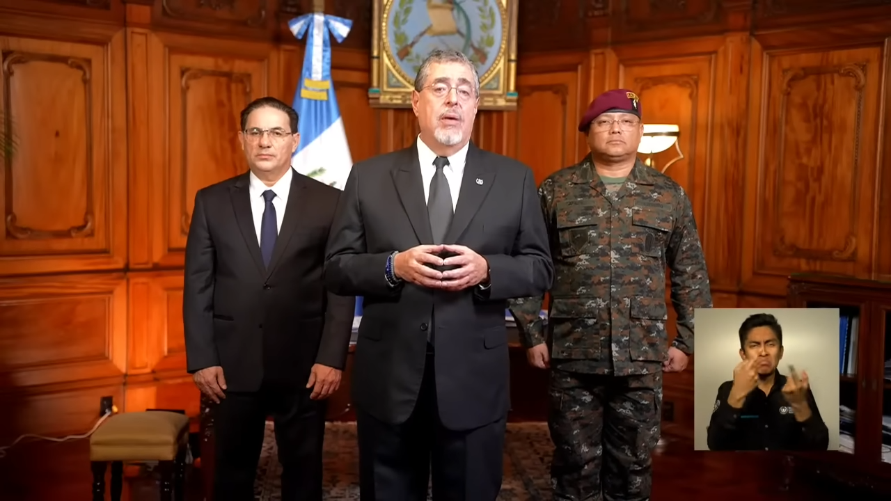 瓜地馬拉總統阿雷瓦洛宣布，全國進入為期30天的「圍攻狀態」。（翻攝自YouTube@GobiernodelaRepublicadeGuatema）