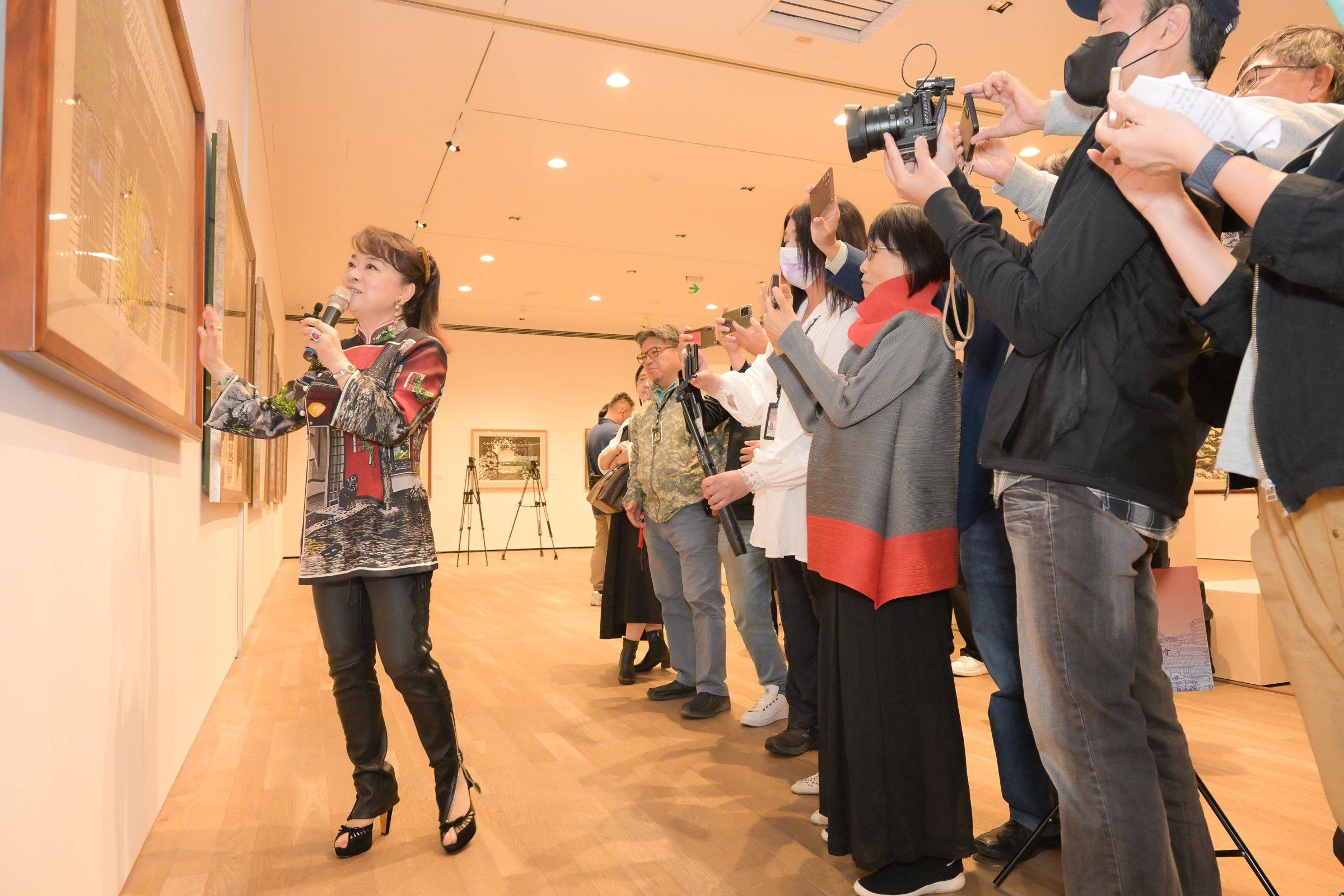 翁倩玉習畫近50年,這次展出43幅的版畫創作結晶,在故鄉台南與大家分享。(台南市美術館提供)