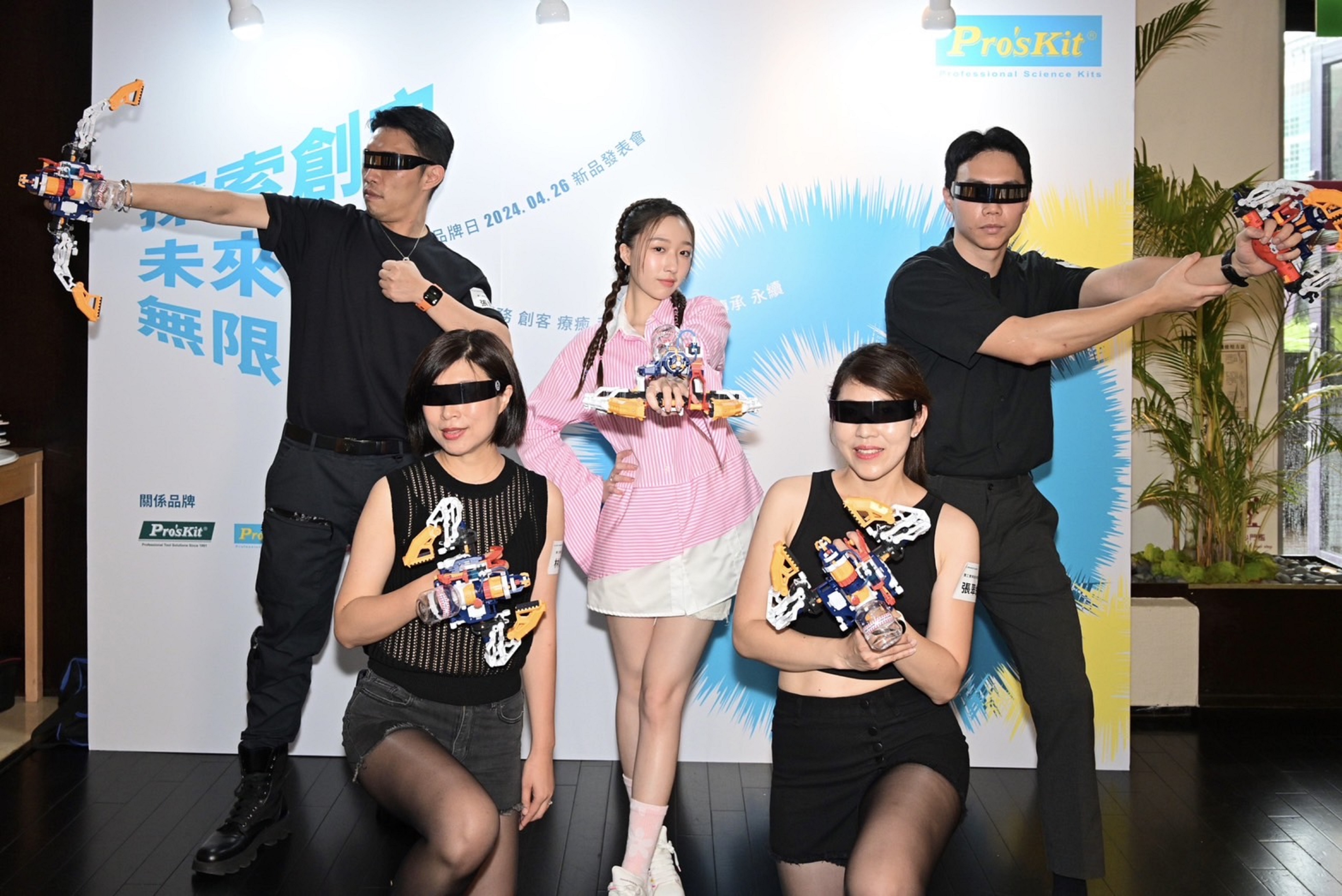  王敏淳（中）代言科學玩具，化身俏皮特務現身。（寶工Pro’sKit提供）