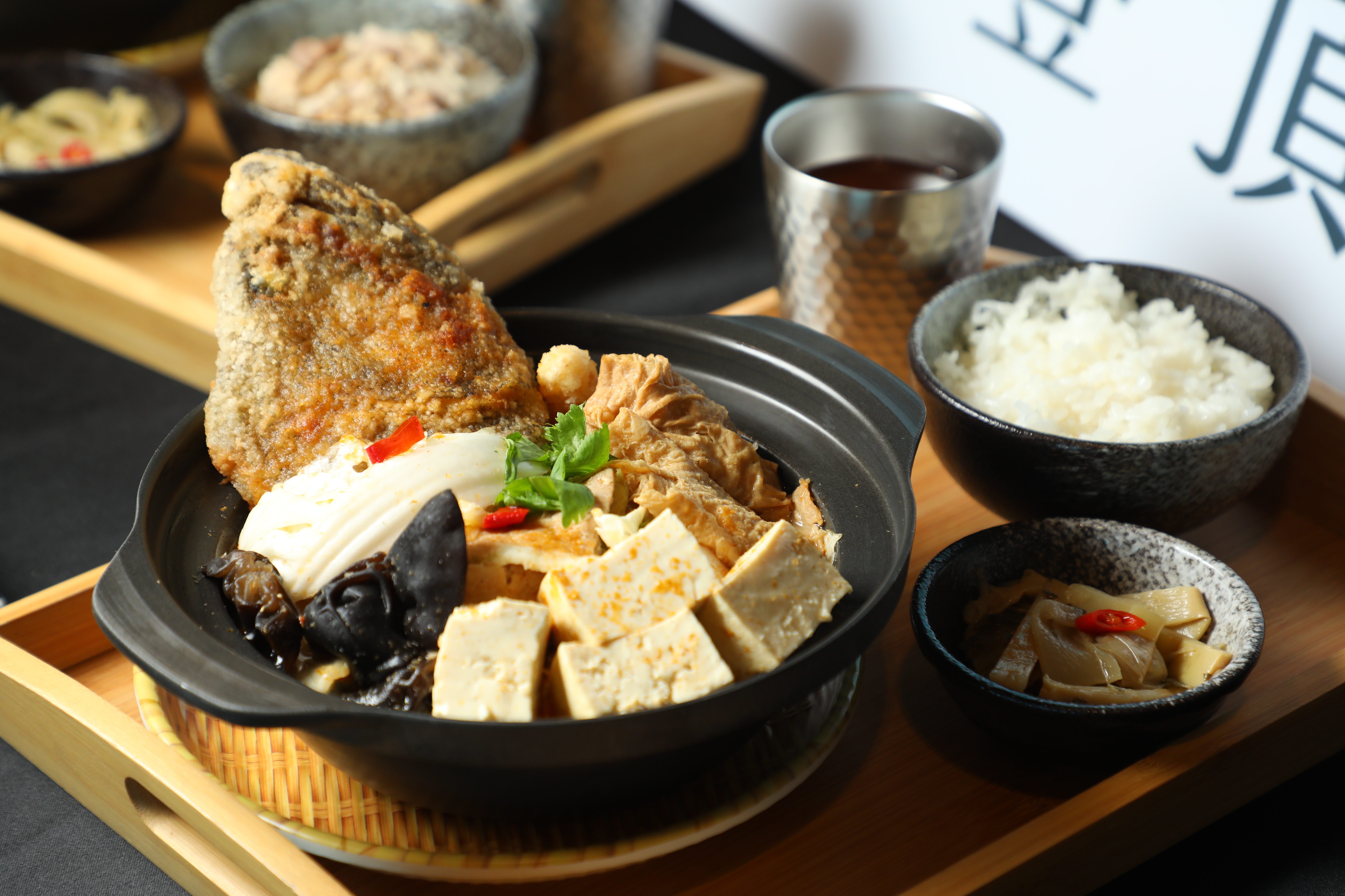 「沙鍋龍虎斑魚頭套餐」用的是高雄永安漁港高品質契作的龍虎斑魚頭。（399元／套餐）