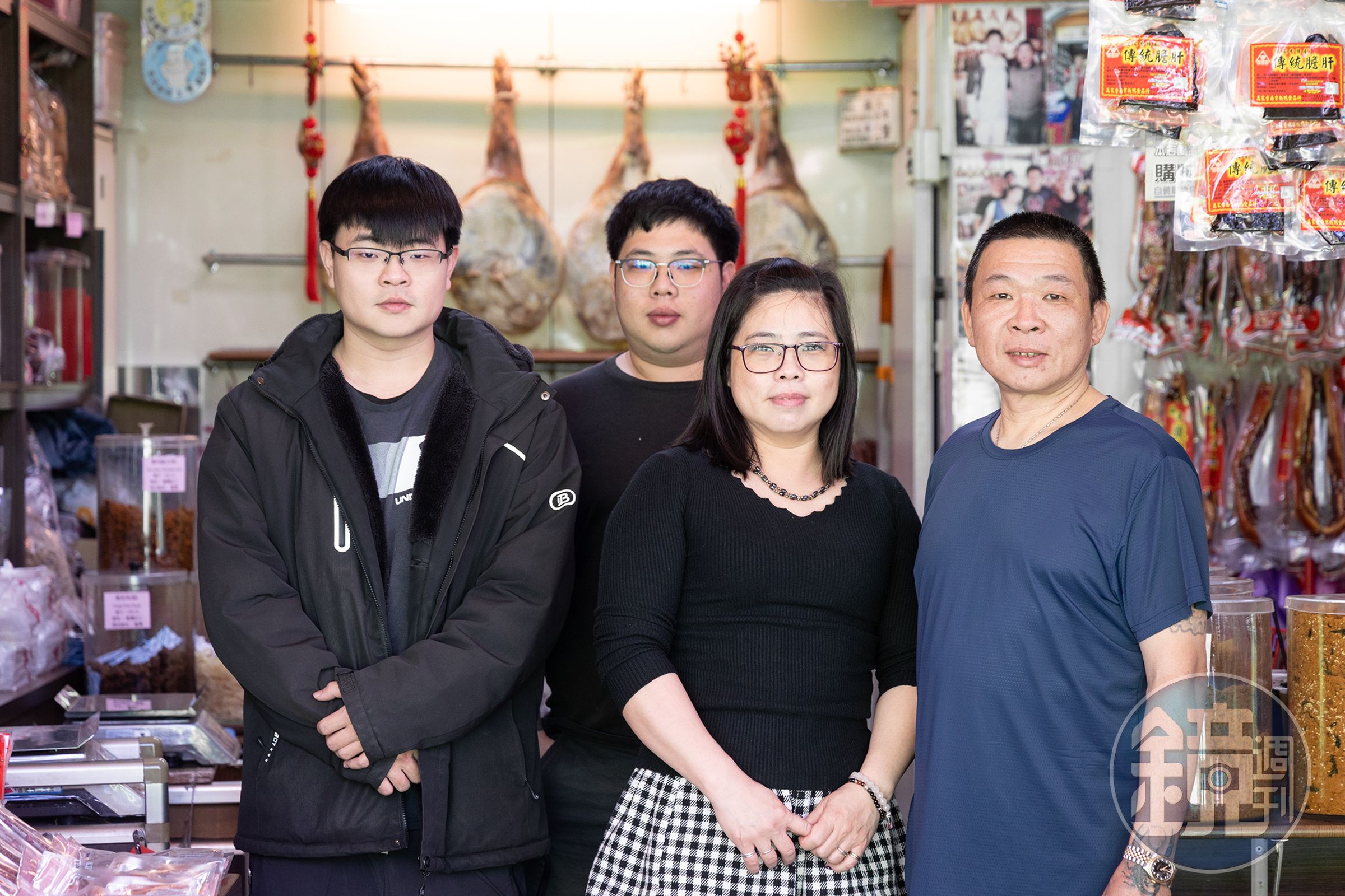 萬家香現由二代與三代一家四口共同經營,他們始終堅持古法製作,要讓這份美味再傳承50年。