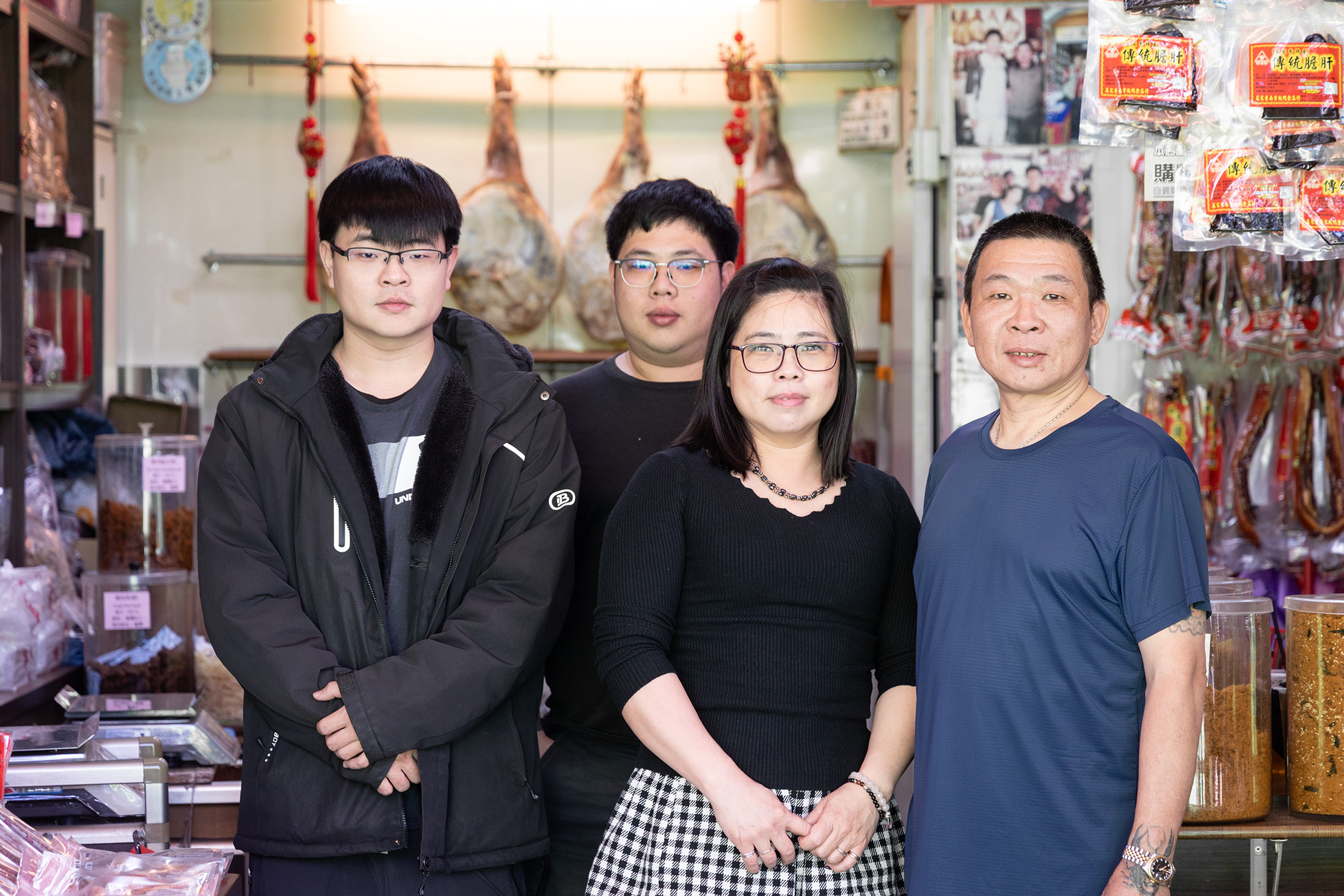 萬家香現由二代與三代一家四口共同經營，他們始終堅持古法製作，要讓這份美味再傳承50年。