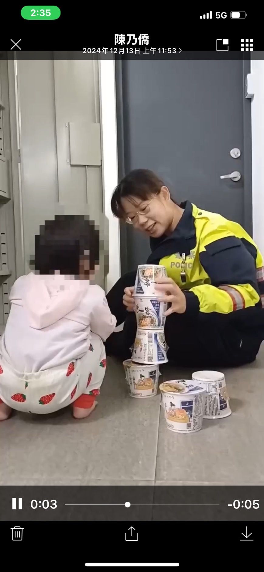 女警陪女童玩耍，化解緊張情緒。（翻攝畫面）