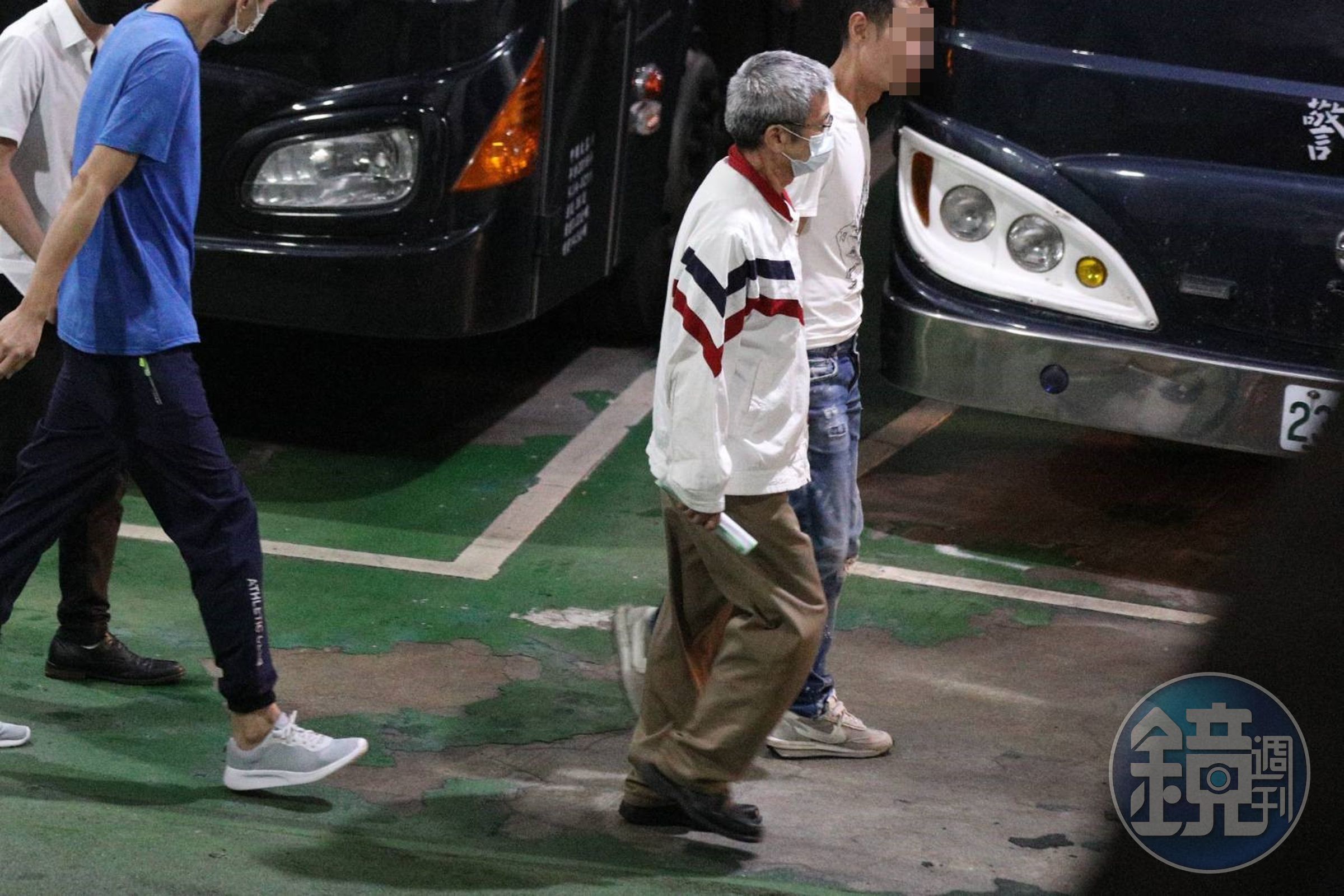 李文宗（著外套者）28日深夜遭裁定羈押禁見。