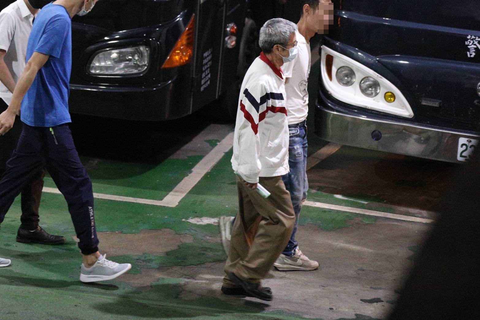 李文宗（著外套者）28日深夜遭裁定羈押禁見。