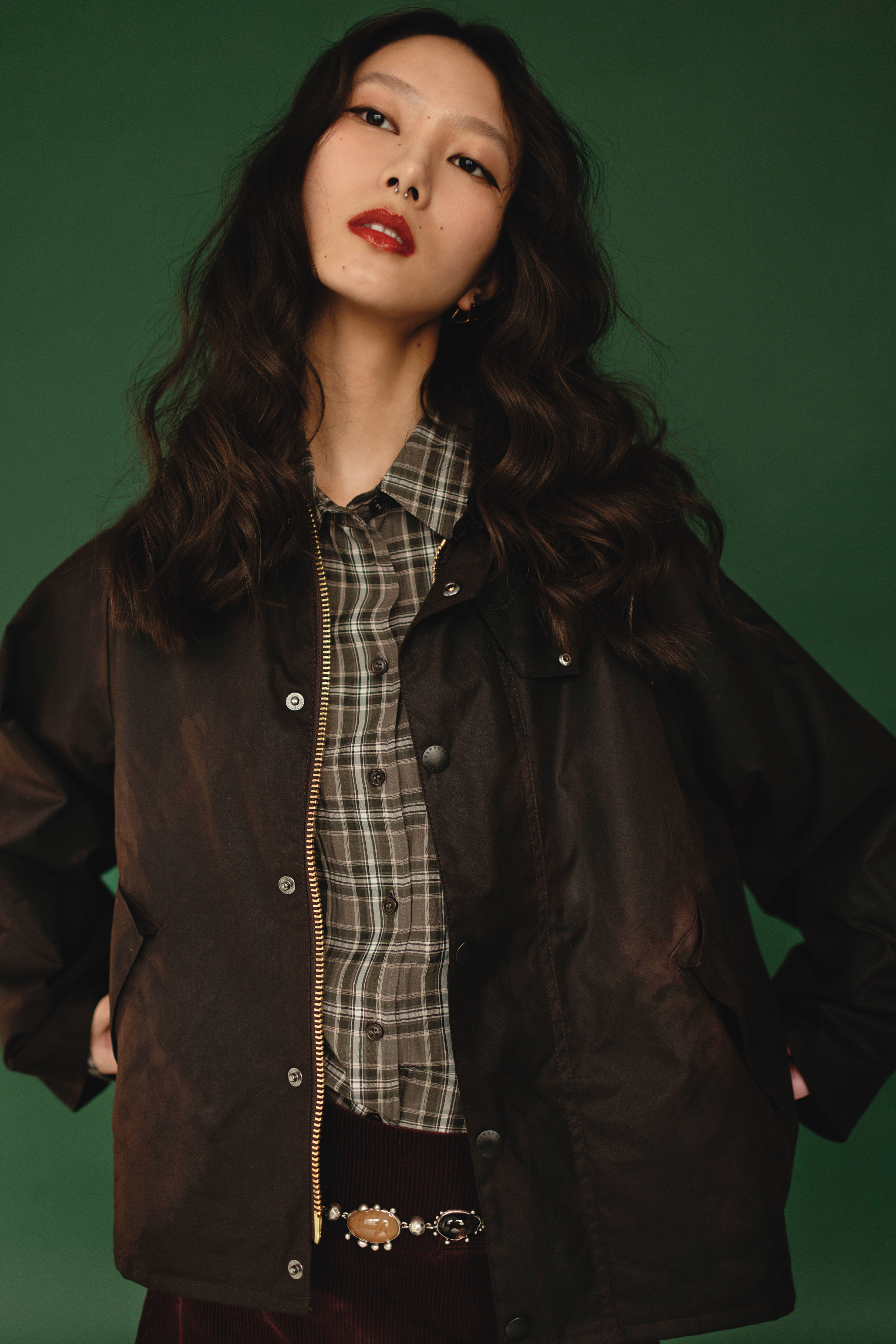 深紫色油布夾克 NT$15,600 by Barbour/格紋襯衫 NT$1,490 by ZARA/暗紅色燈芯絨迷你裙NT$1,190 by ZARA/復古水鑽牛仔腰鏈 NT$1,190 by ZARA
