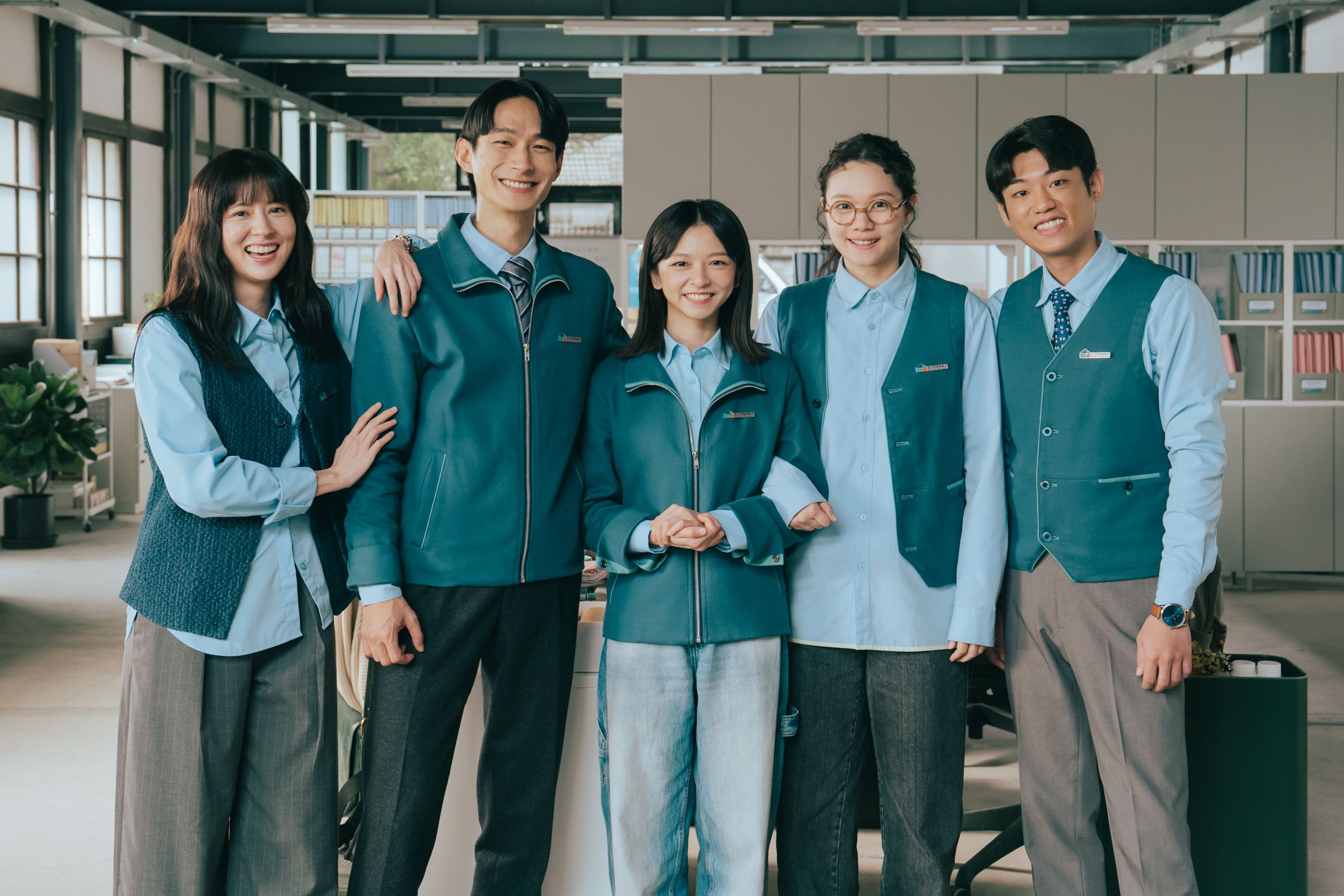 《人生只租不賣》由林予晞(左起)、黃河、 陳姸霏、王真琳、謝章穎組成「租管五人幫」。(公視台語台提供)