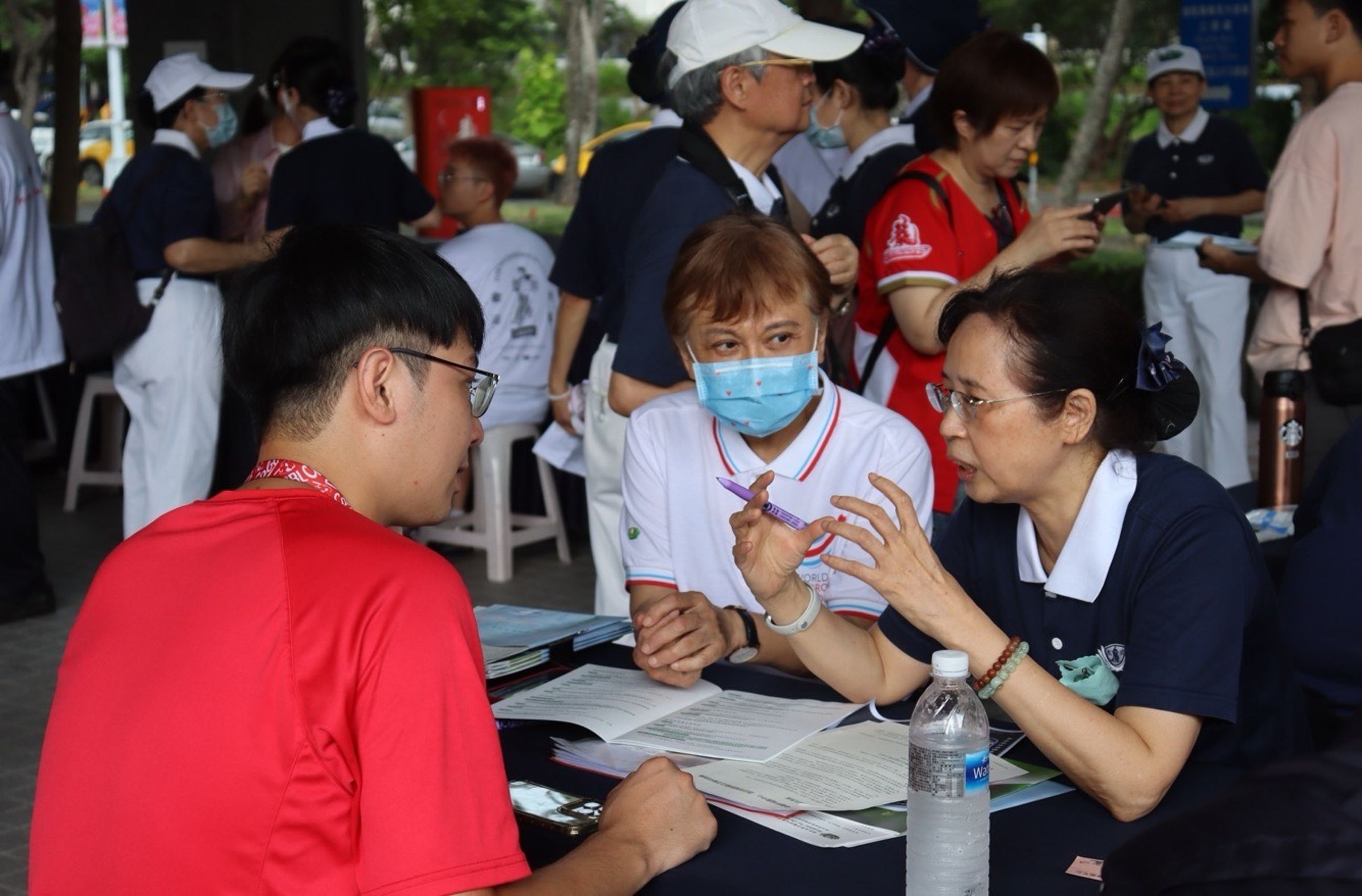 慈濟攜手味全龍隊及球迷一起響應造血幹細胞驗血建檔活動。(慈濟基金會提供)