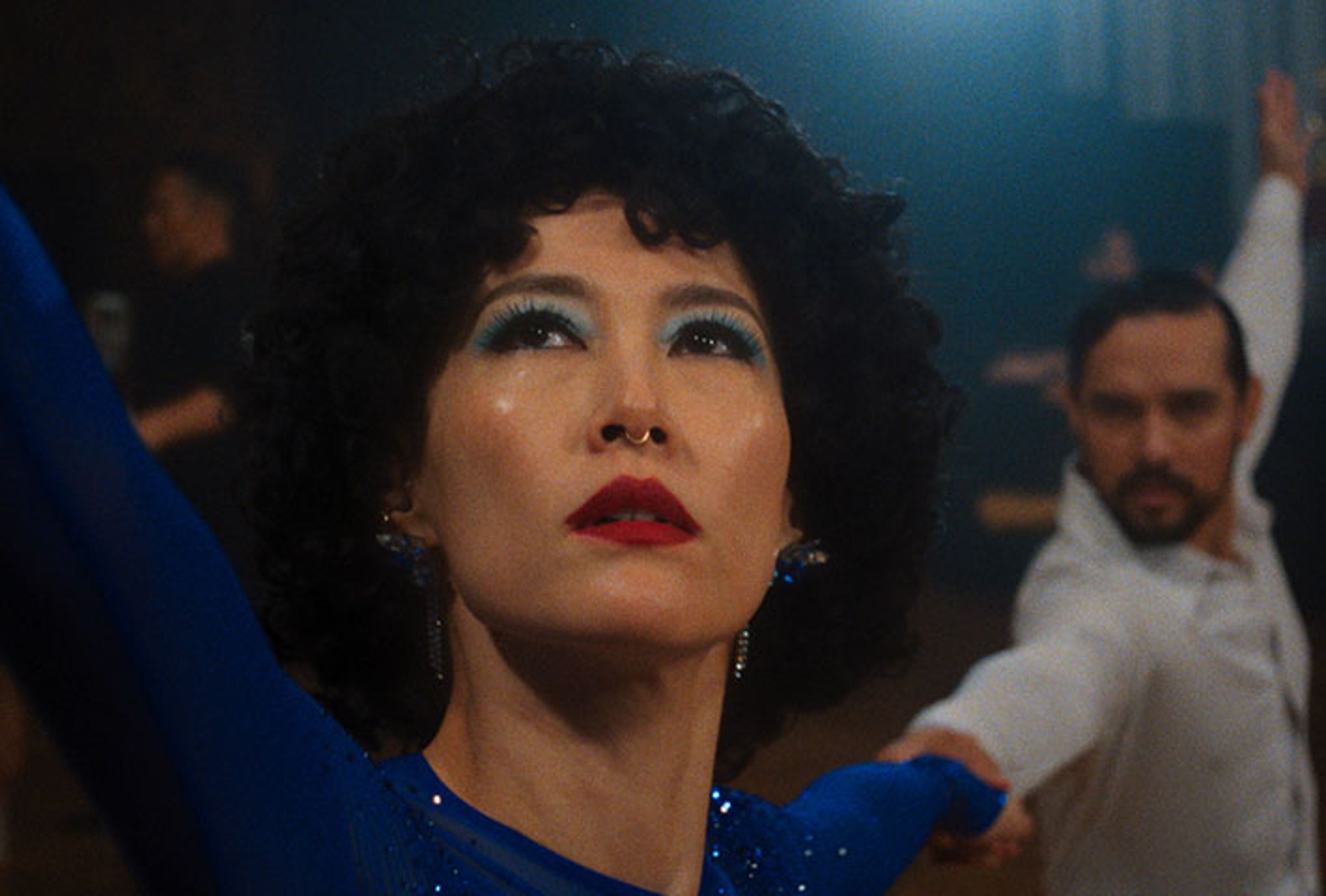 演技派女星菊地凜子在《愛到舞春》大展喜劇身手,將來台出席金馬影展。(金馬執委會提供)