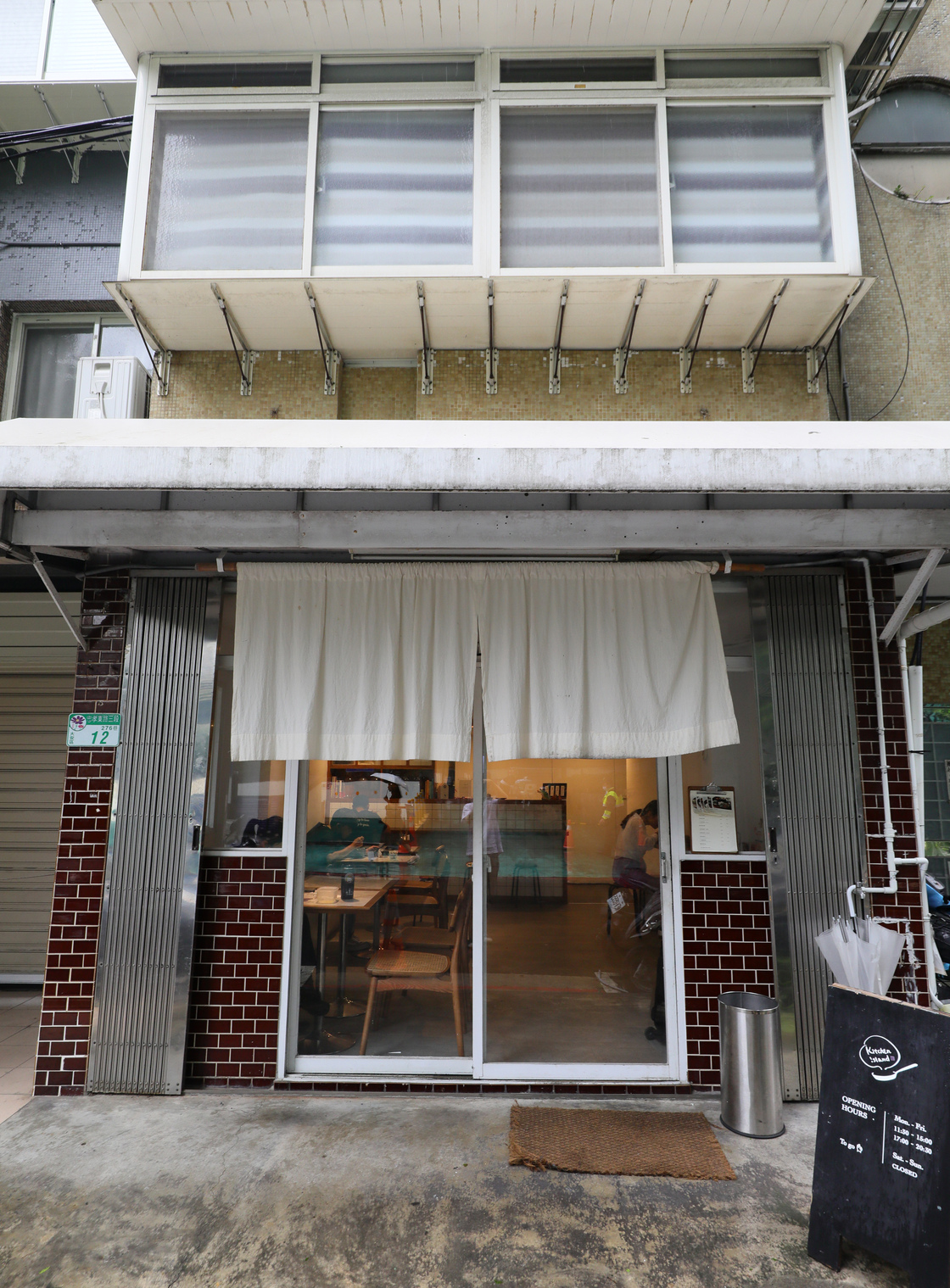 「Kitchen Island中島」藏在台北東區巷弄裡的低調店面，透出讓人想一窺究竟的魅力。