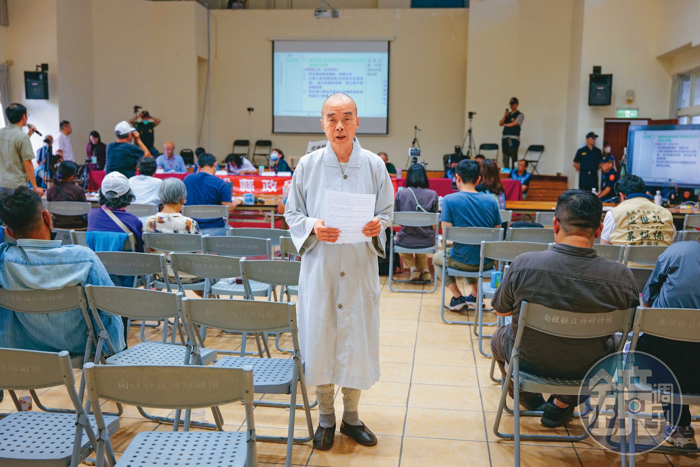 靈山禪寺住持釋致中,是名間鄉反焚化爐自救會會長,他憂心焚化爐將摧毀茶產業,導致人口外流,家鄉恐成廢墟。