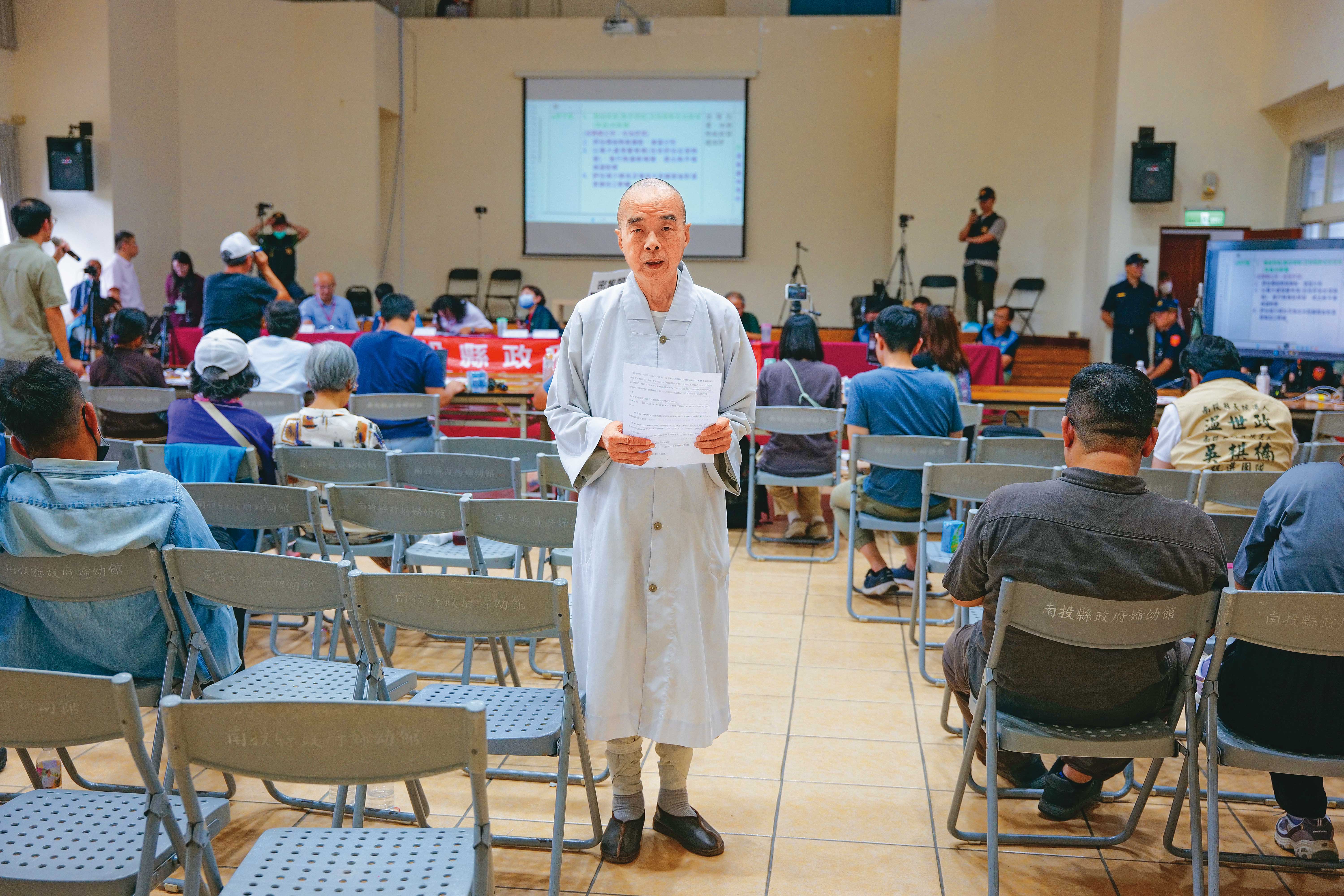 靈山禪寺住持釋致中,是名間鄉反焚化爐自救會會長,他憂心焚化爐將摧毀茶產業,導致人口外流,家鄉恐成廢墟。