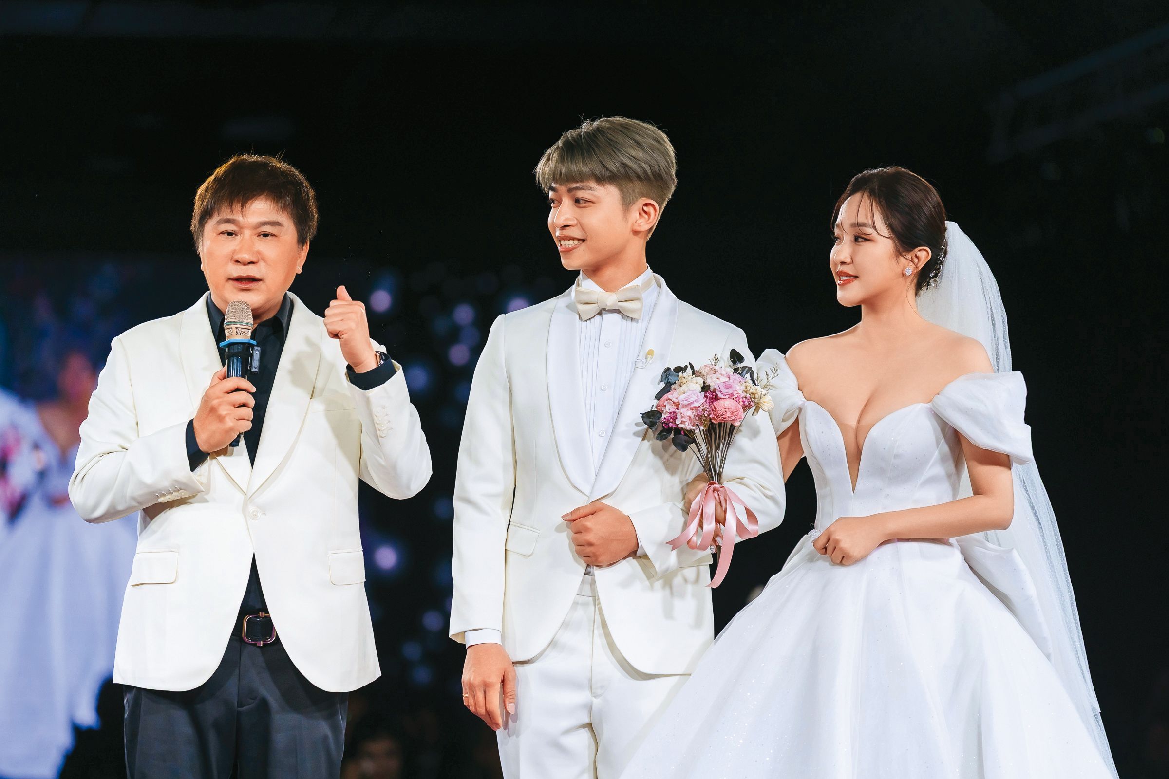 賴慧如(右起)與老公劉家銘結婚一年多補辦婚禮,請來胡瓜當證婚人。(鯊魚婚紗攝影提供)