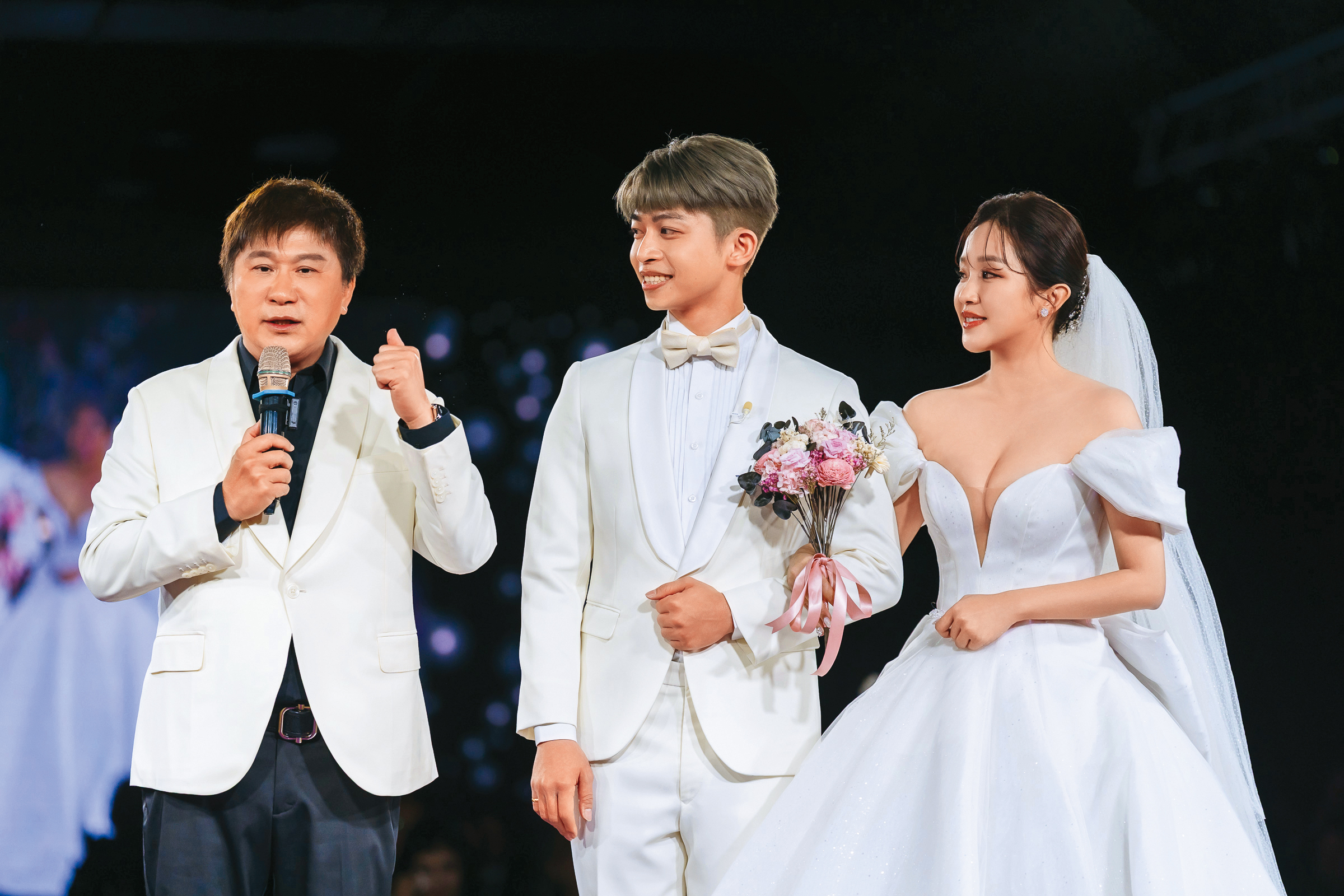 賴慧如（右起）與老公劉家銘結婚一年多補辦婚禮，請來胡瓜當證婚人。（鯊魚婚紗攝影提供）