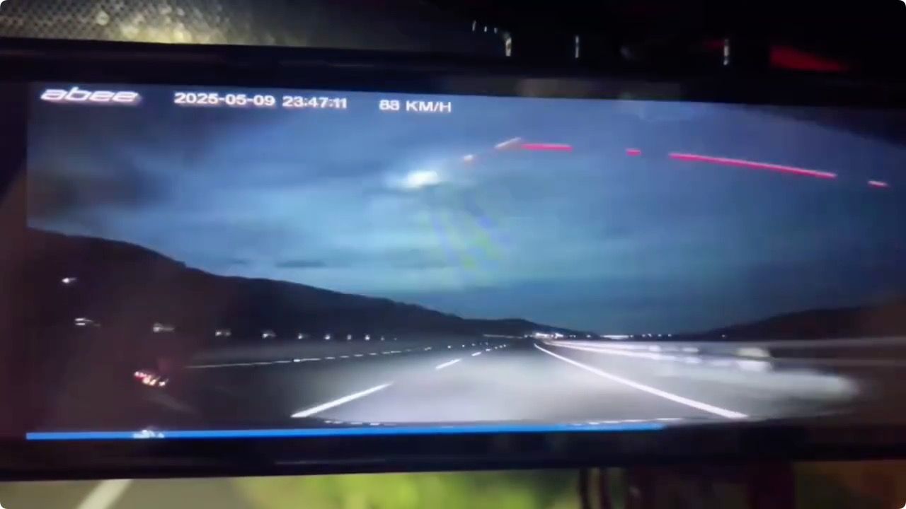 台東昨（9日）深夜就有民眾目擊「藍色光球」劃過夜空，是否與太空垃圾有關引熱議。（翻攝自facebook @台東大小事）