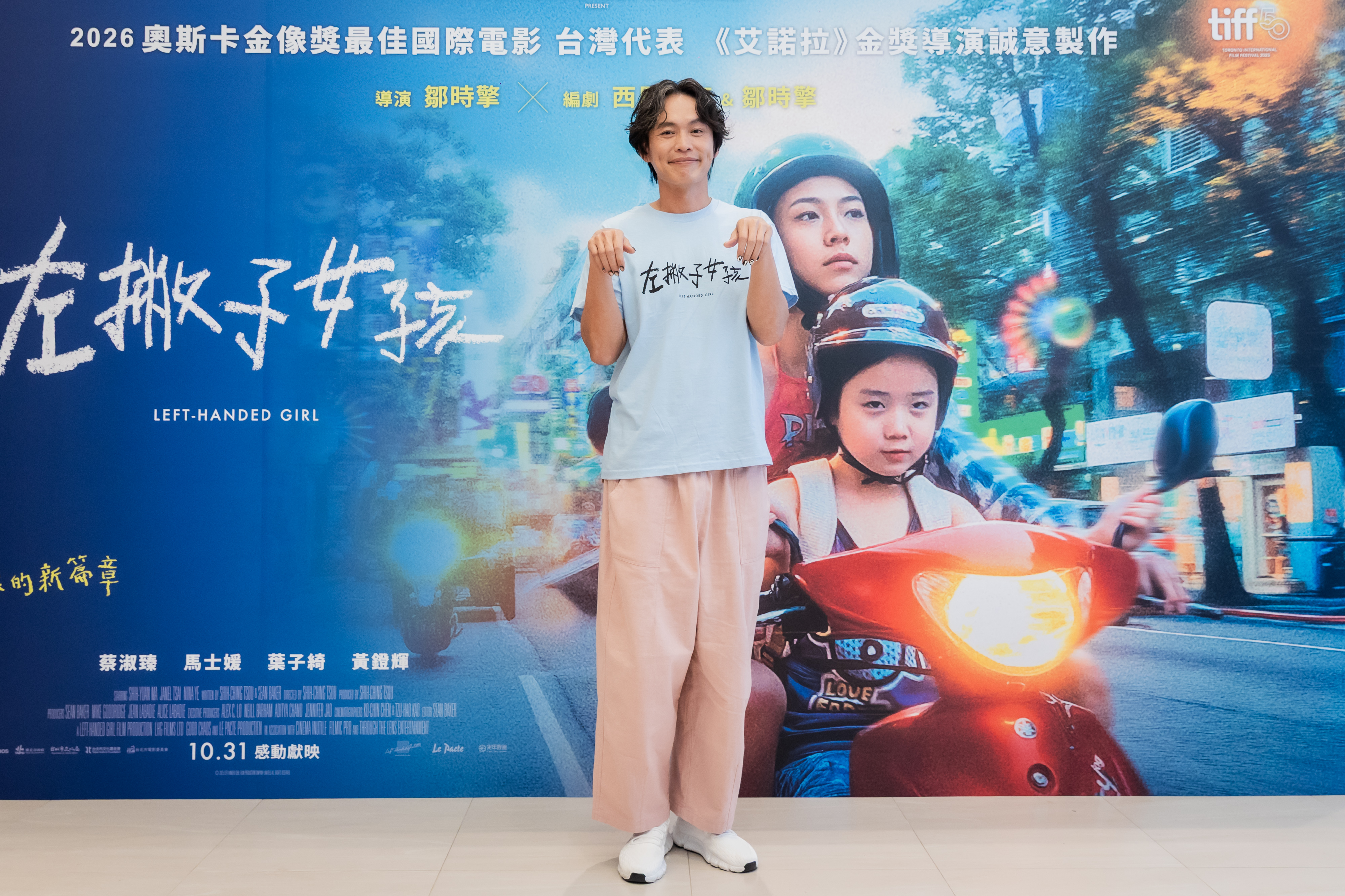 黃鐙輝詮釋叫賣攤商，不僅上網研究叫賣影片，還私下請教夜市「叫賣哥」技巧。（光年映畫提供）