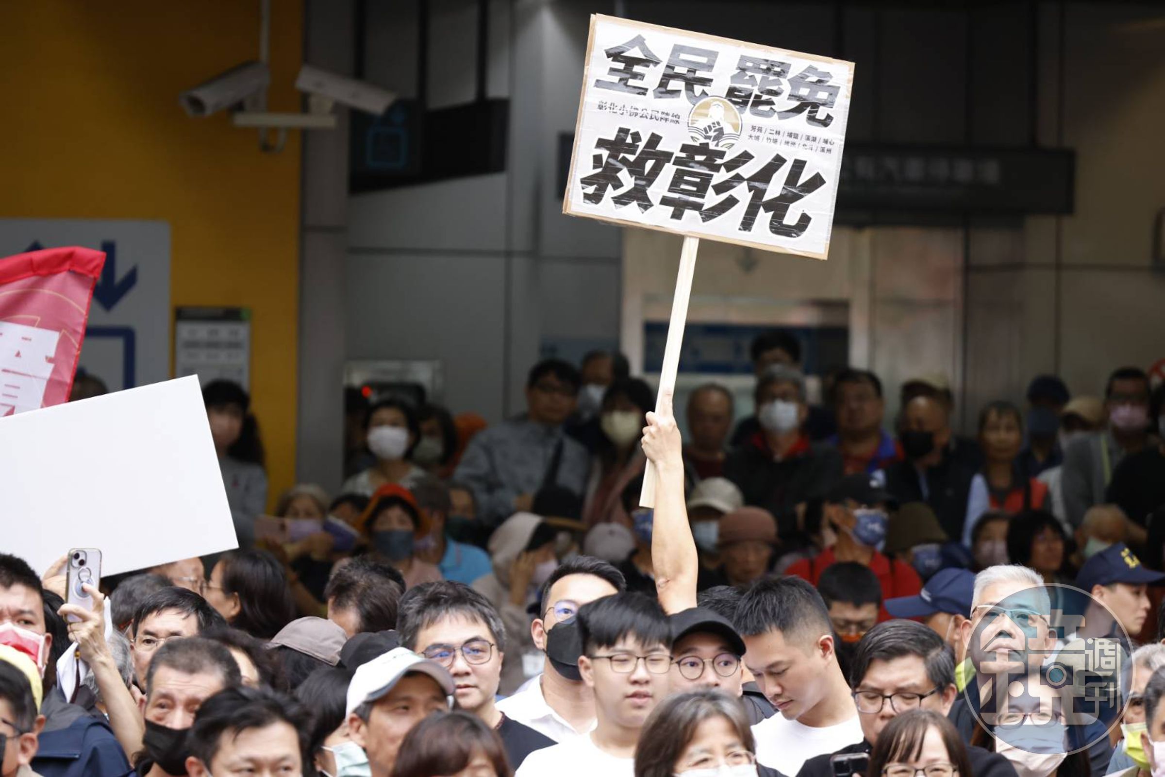 現場原擺放800多張椅子,但活動後開始湧入,不少民眾站在規畫區外觀看。