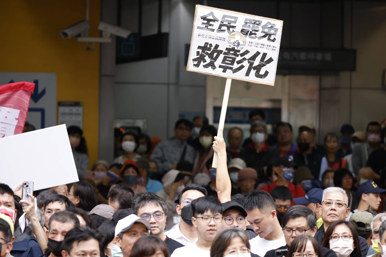 現場原擺放800多張椅子，但活動後開始湧入，不少民眾站在規畫區外觀看。