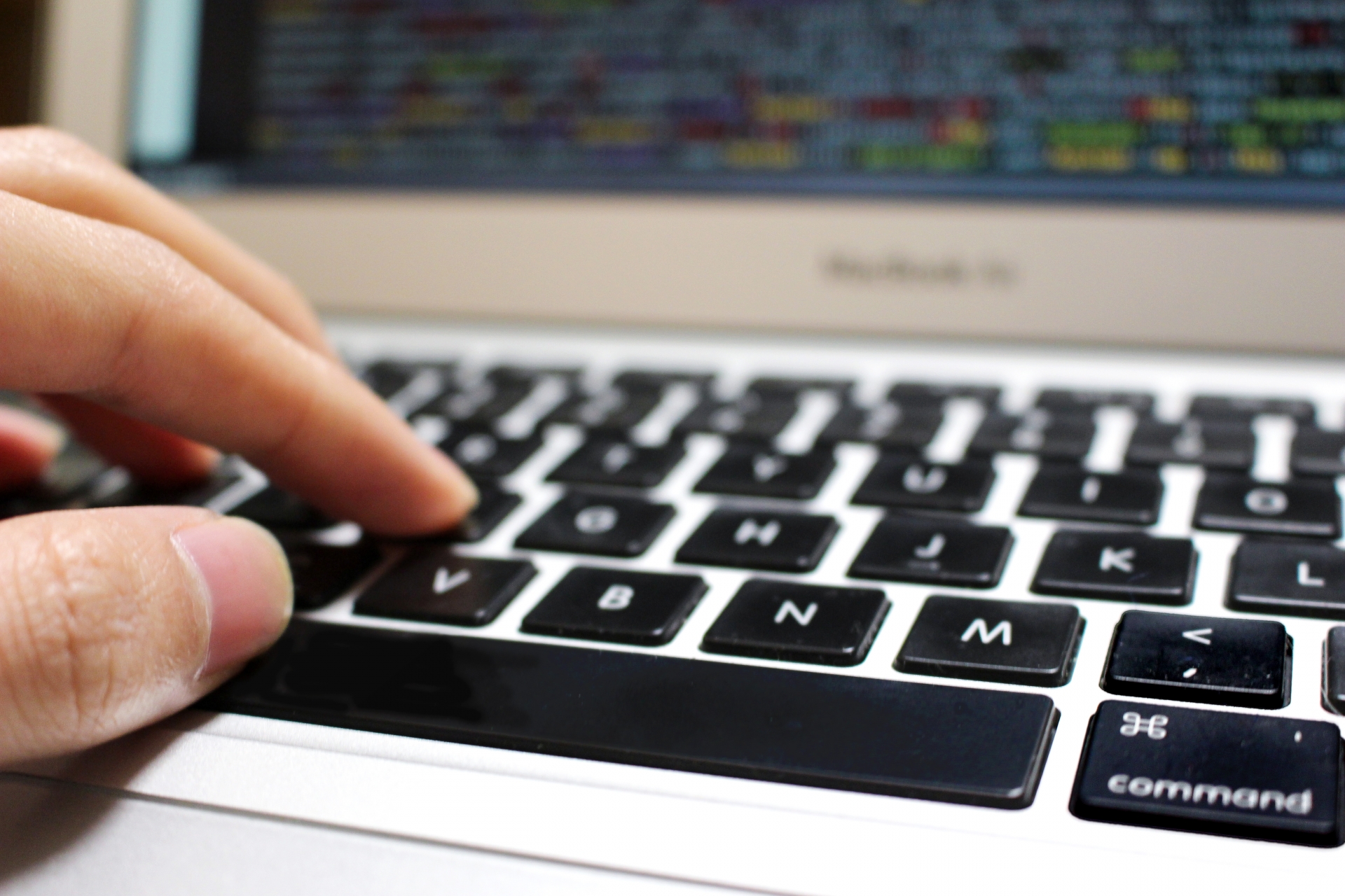 人夫從老婆筆電發現出軌證據，沒想到「性趣缺缺」的老婆在外跟男同事偷情。（示意圖，photoAC）