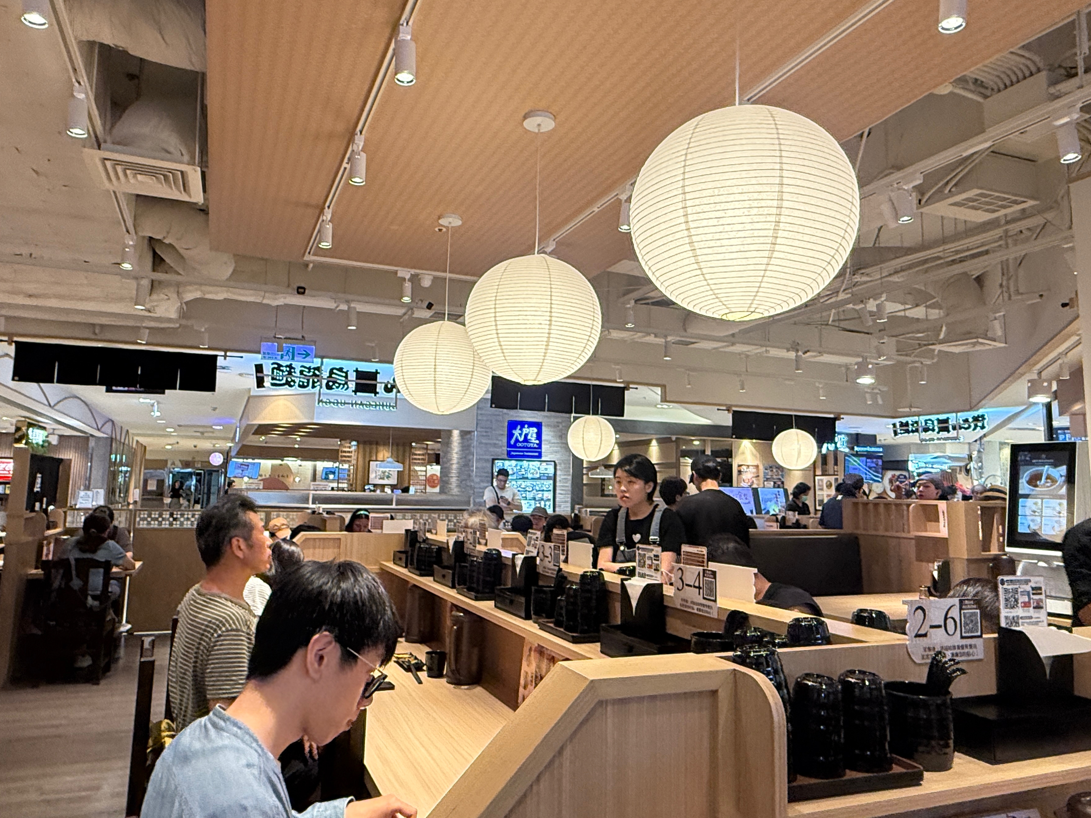 天母大葉高島屋店規劃約80個內用座位，並設有單人座位區，一人用餐也不尷尬。