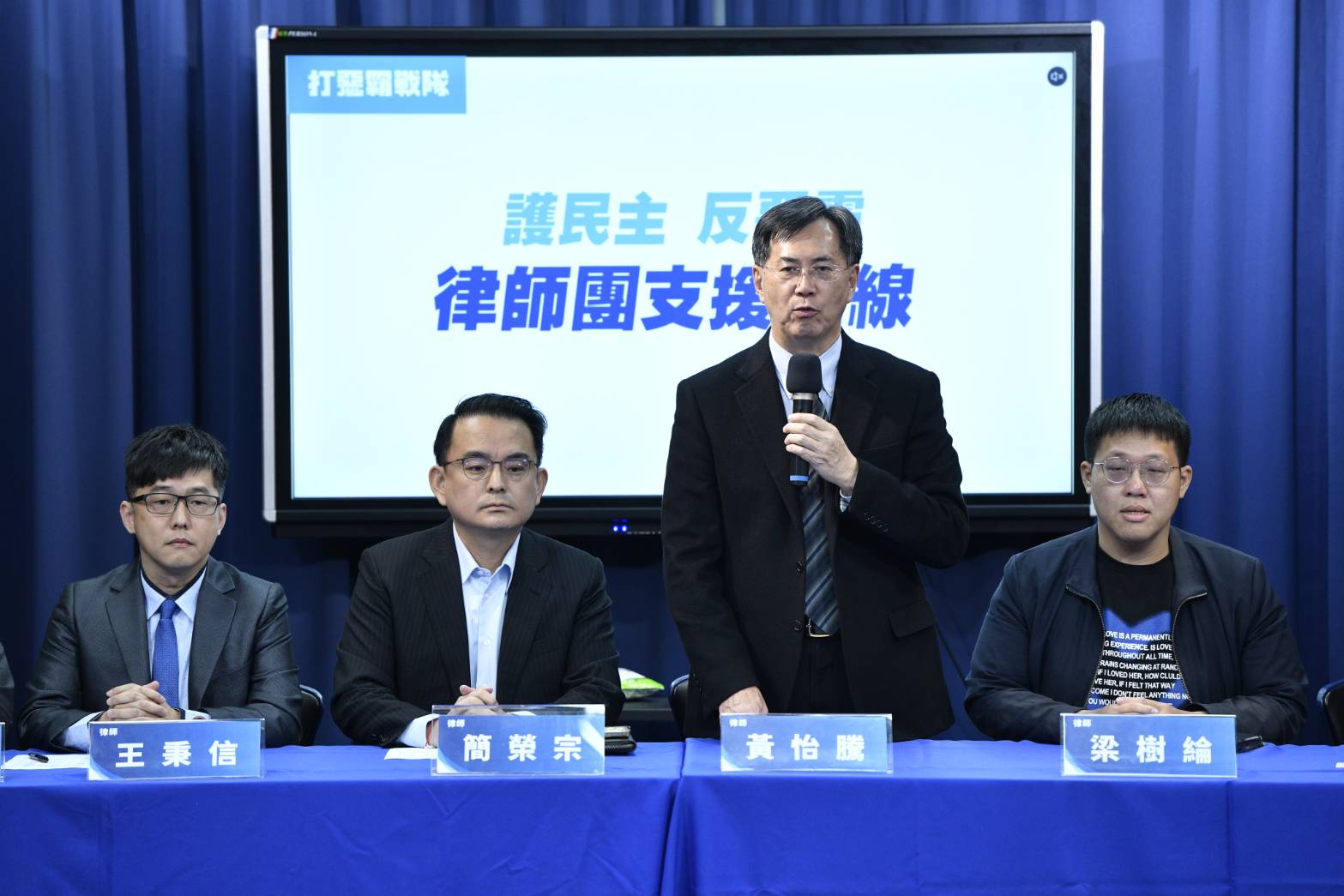 針對美國參議員稱台灣立法院刪除國防預算是玩「危險遊戲」，黃怡騰反問這樣是否是干涉中華民國內政。