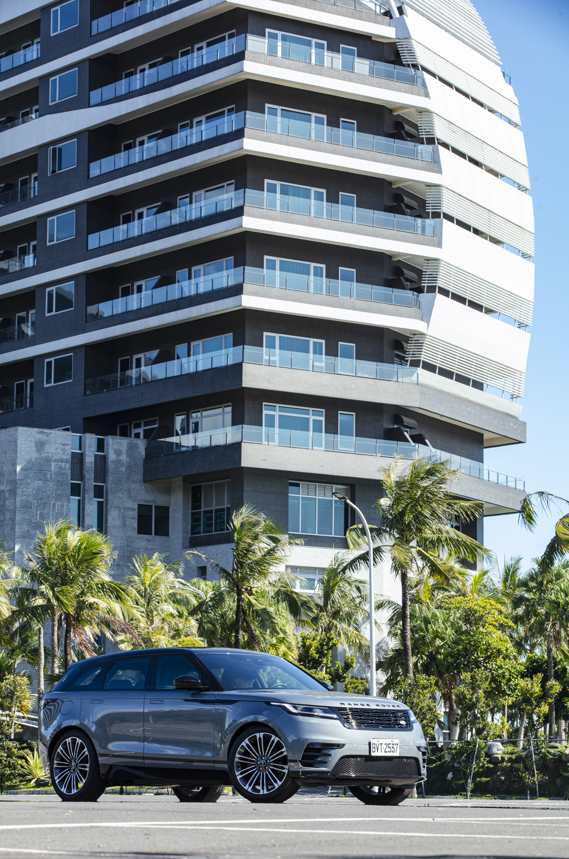 相對於一眾LSUV彷彿用了類固醇般的日趨「浩克化」,RANGE ROVER Velar的優雅身形宛如一股清流,也讓繁雜的市容增添了一絲優雅。