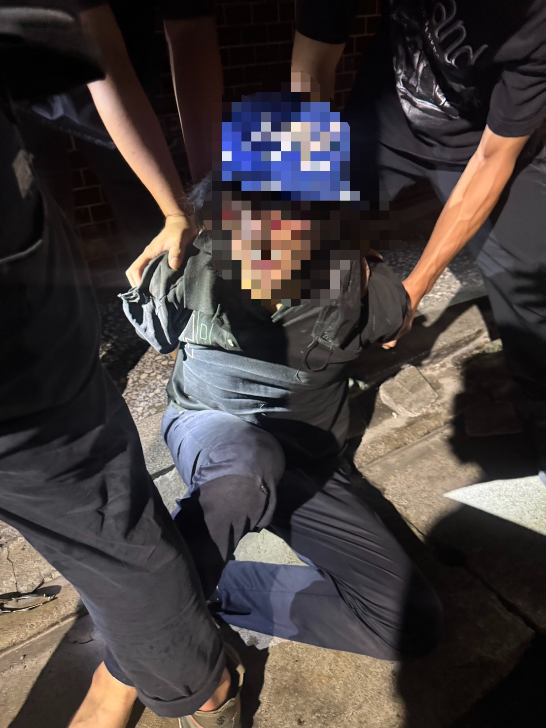 警方今晨逮捕涉嫌棄置男屍的嫌犯，身分疑死者兒子。（翻攝畫面）
