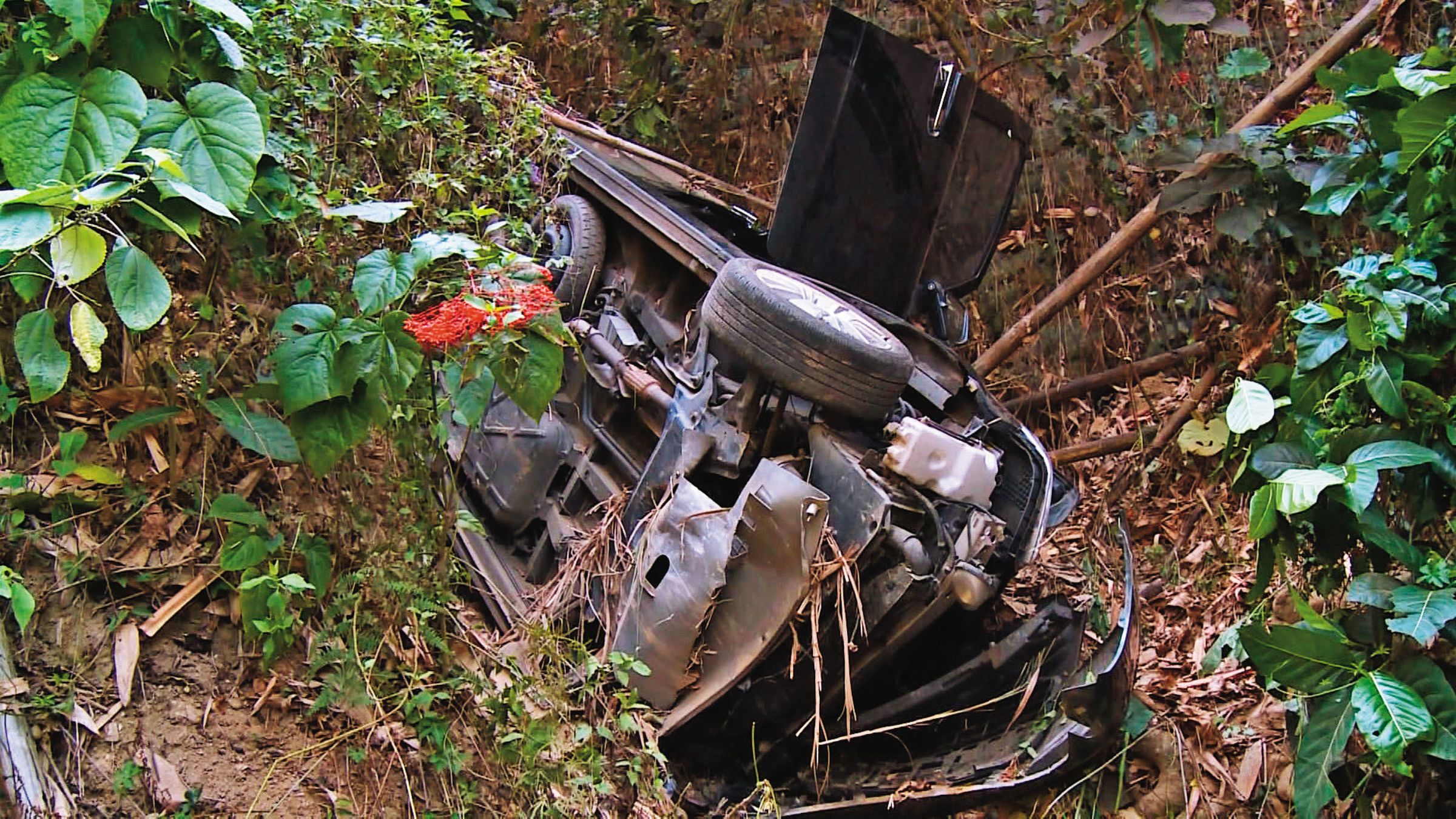 張男車輛摔落山谷後扭曲變形,張妻雖幸運獲救,張父卻當場死亡。(東森新聞提供)