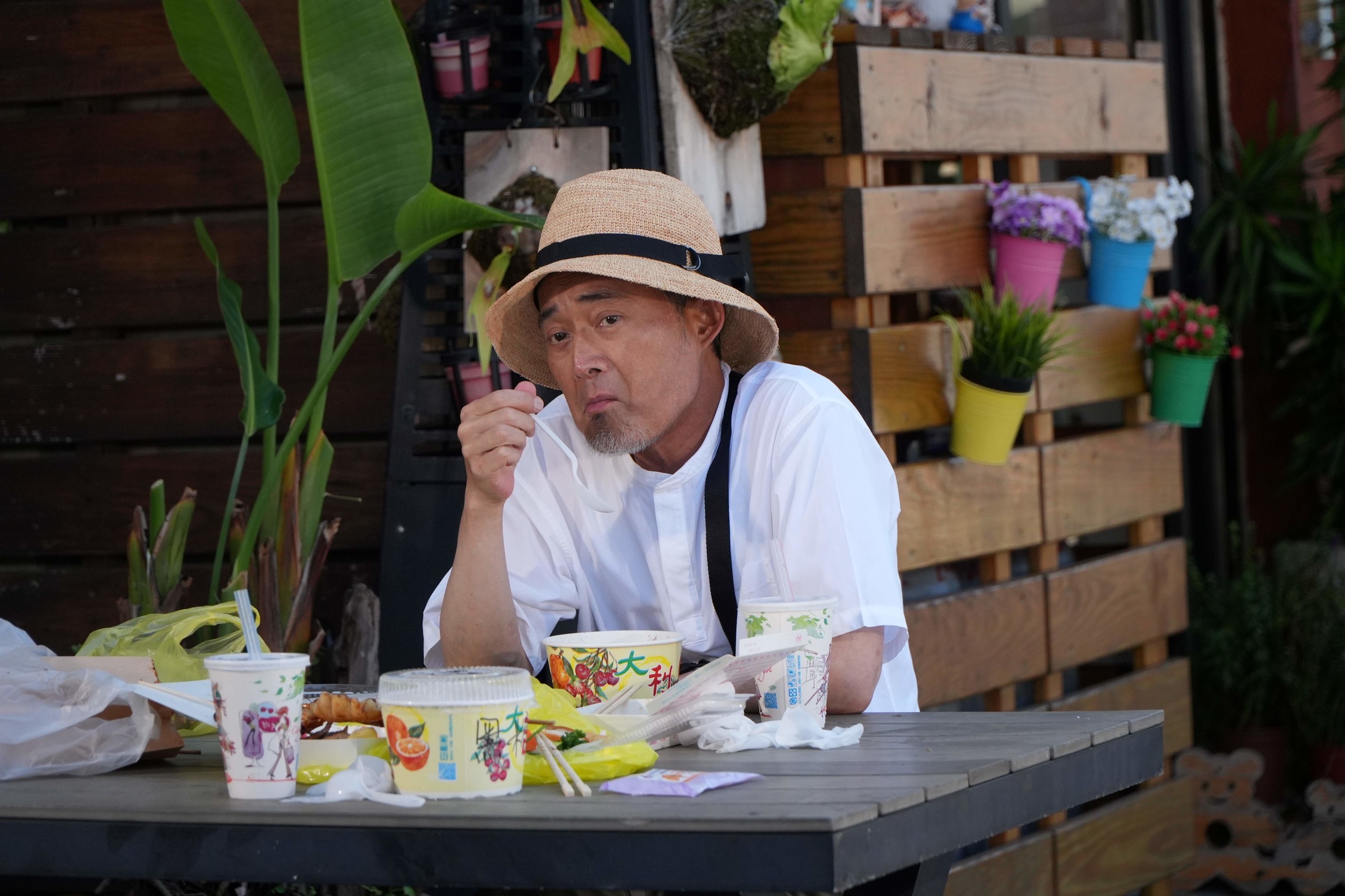 江國賓每檔都會角色自掏腰包治裝。（三立提供）