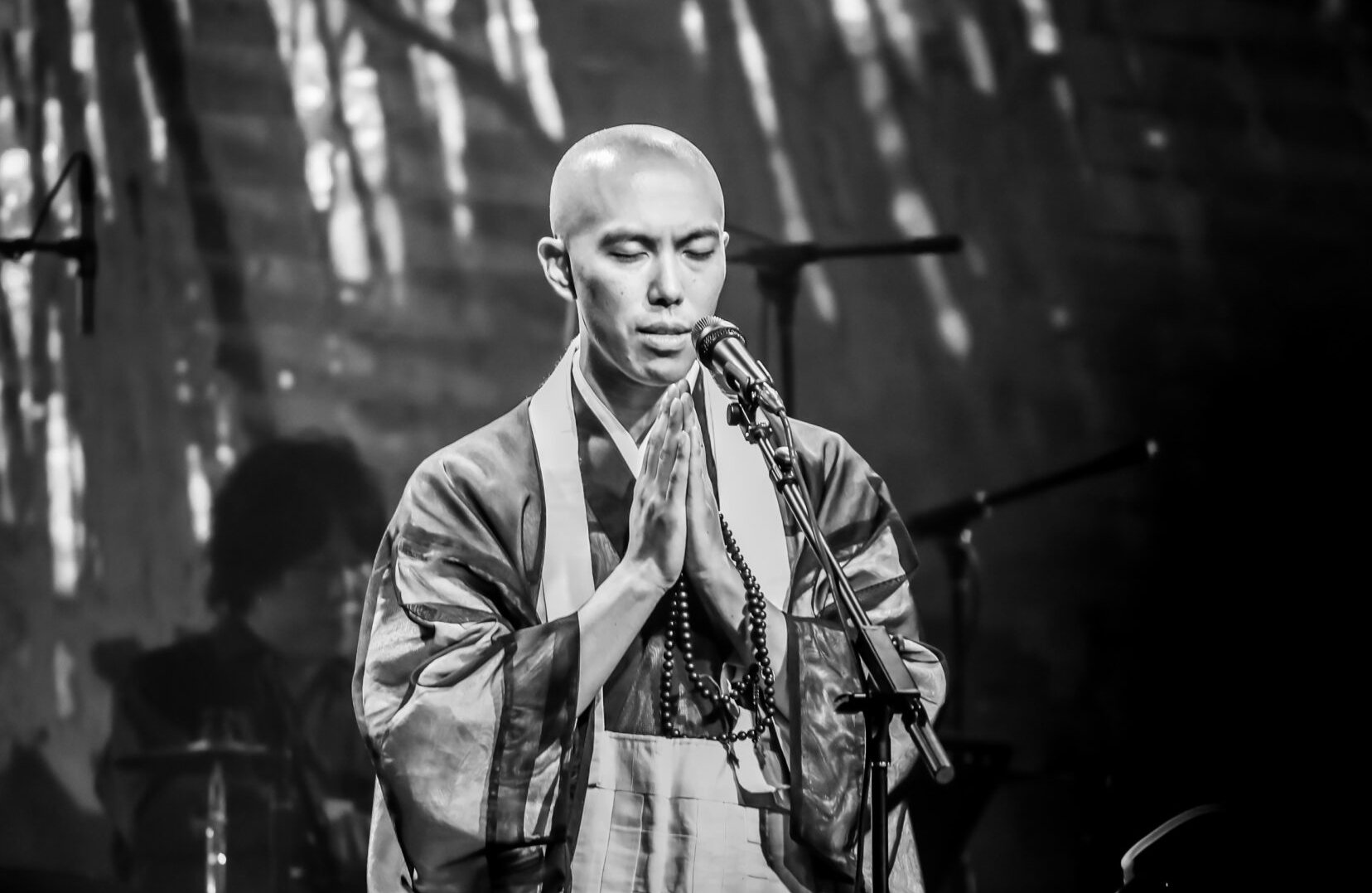 佛系歌手藥師寺寬邦以佛教經文為創作核心，融合現代音樂帶給聽眾安定正能量。（寬宏提供）