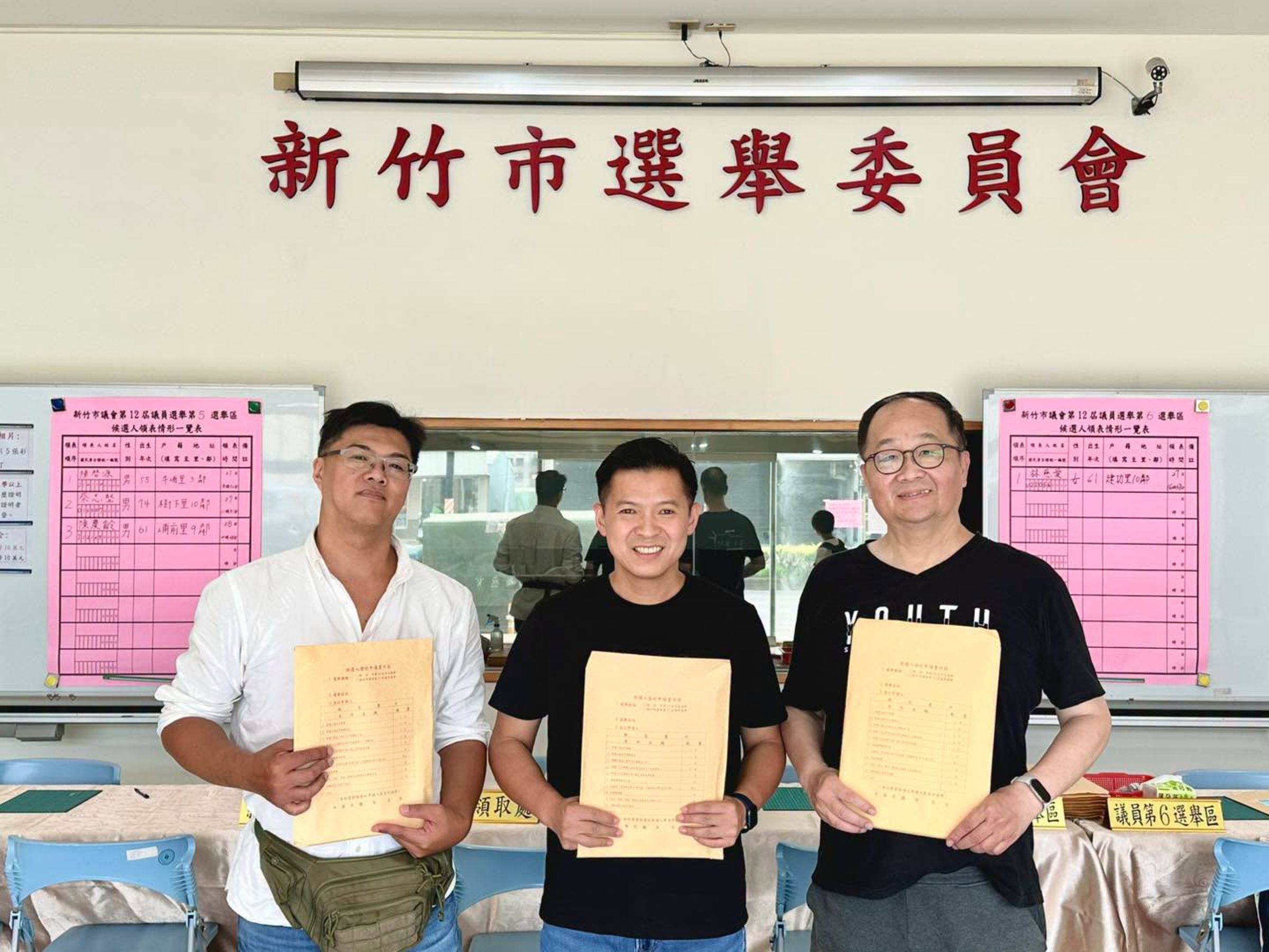 何志勇（中）上週在前高虹安市府首長錢康明（右）的陪同下領表。（翻攝自何志勇臉書）
