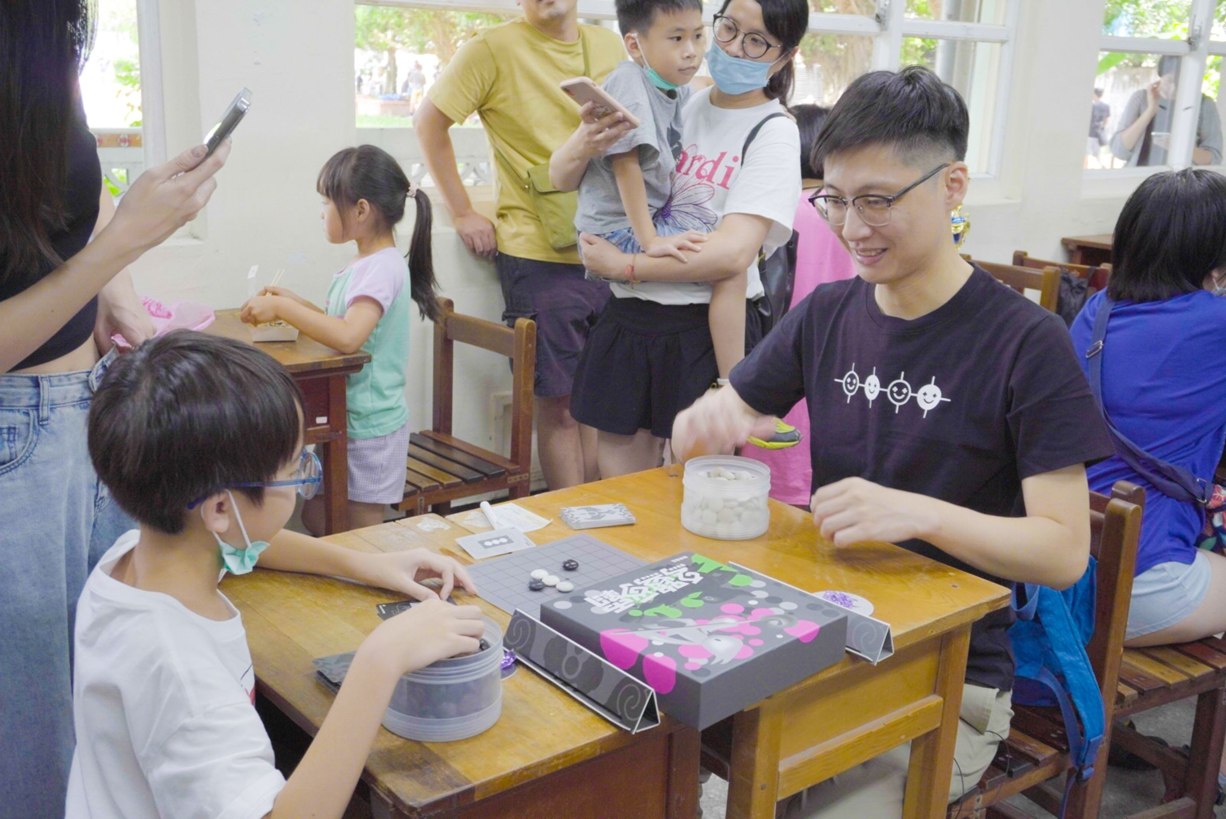 職業九段棋士蕭正浩（右）與學生一同遊玩《烏鷺爭霸》。（黑嘉嘉圍棋提供）