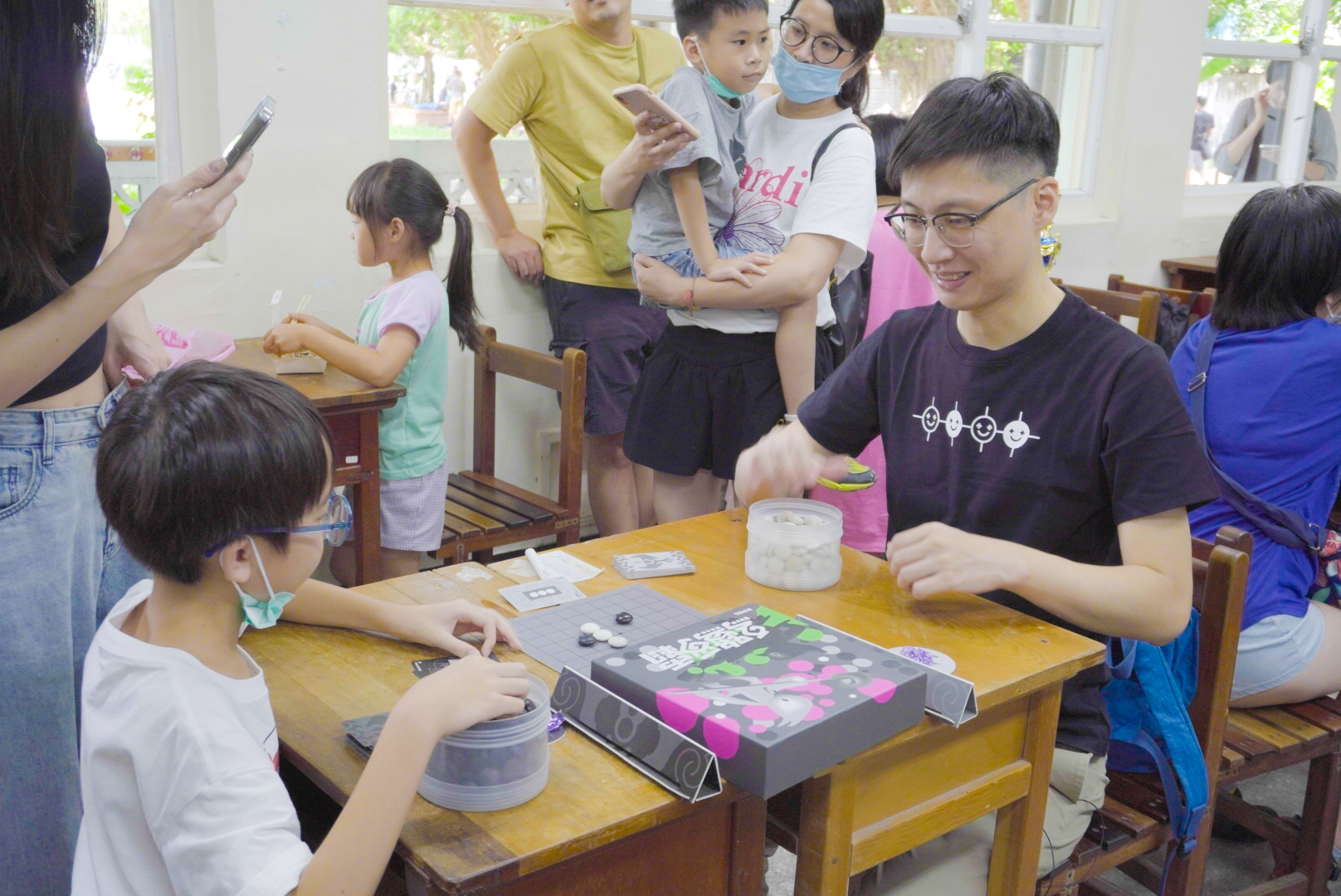 職業九段棋士蕭正浩（右）與學生一同遊玩《烏鷺爭霸》。（黑嘉嘉圍棋提供）