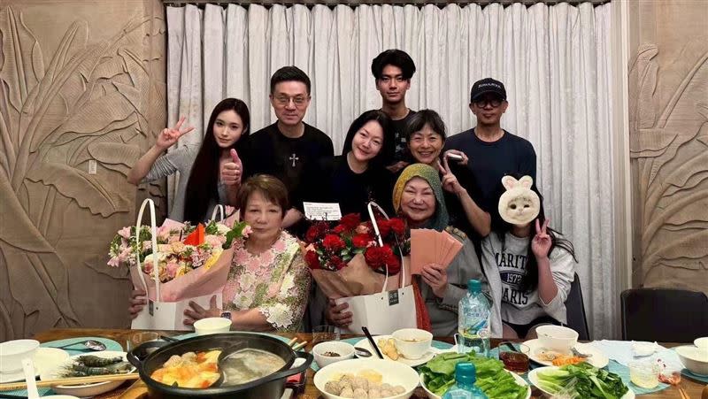 S媽之前母親節曬大合照，看得出來具俊曄（上排右）暴瘦的樣子。（翻攝自S媽黃春梅臉書）