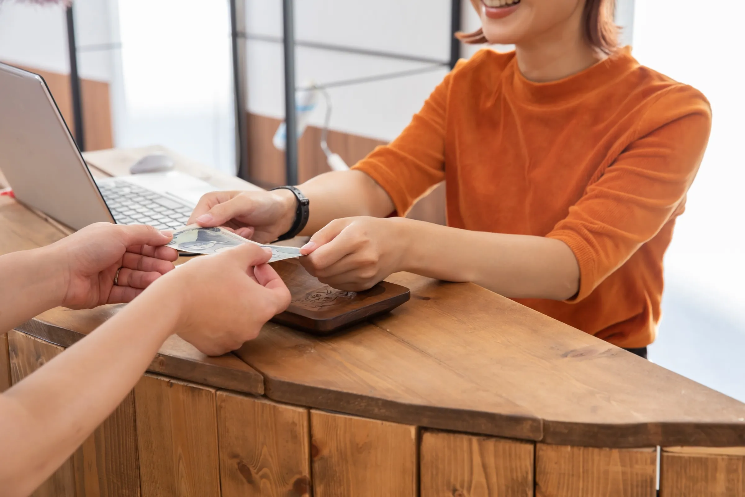 台灣人付現多給零錢是為了找回完整鈔票,但有網友發現在外國結帳時並不是每個外國店員都可以理解。(示意圖,photoAC)