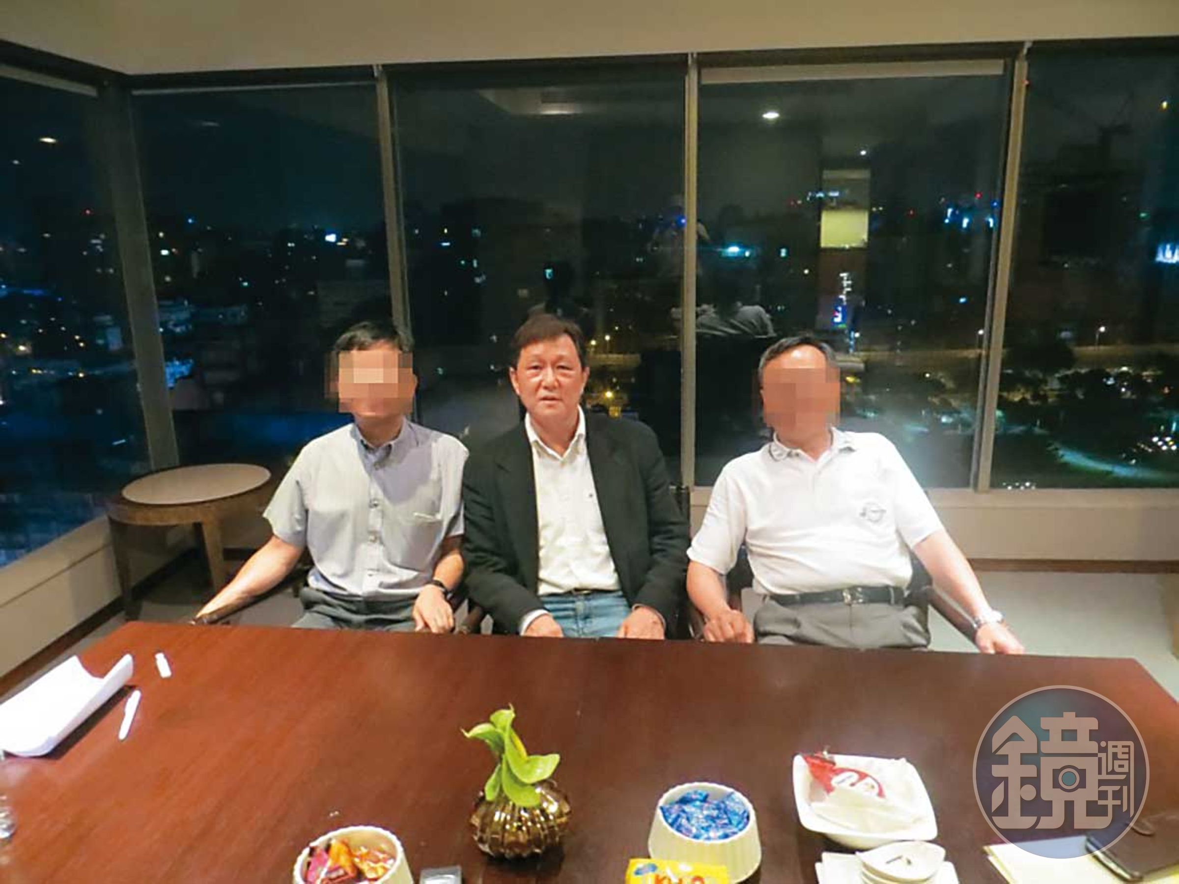 姚立和（中）與港商SVD考察團成員合影。（讀者提供）