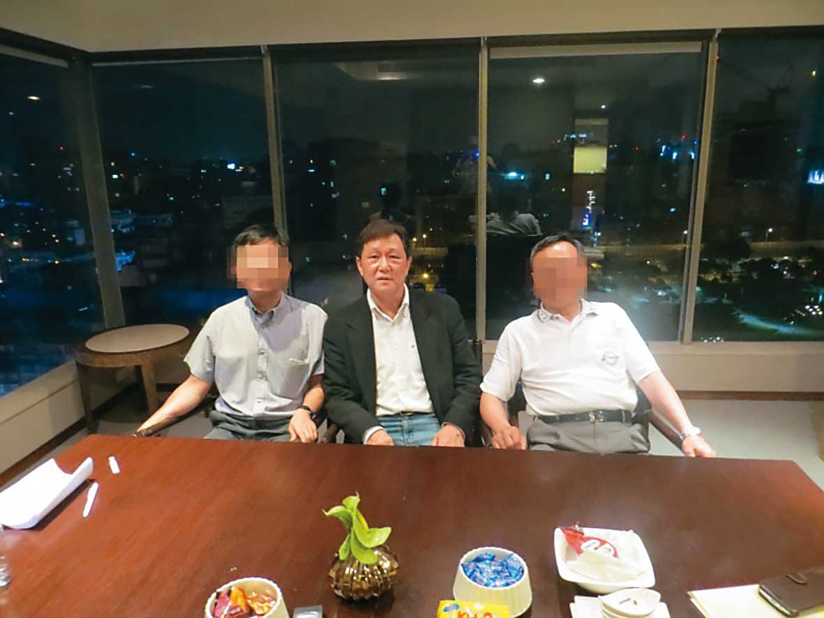 姚立和(中)與港商SVD考察團成員合影。(讀者提供)