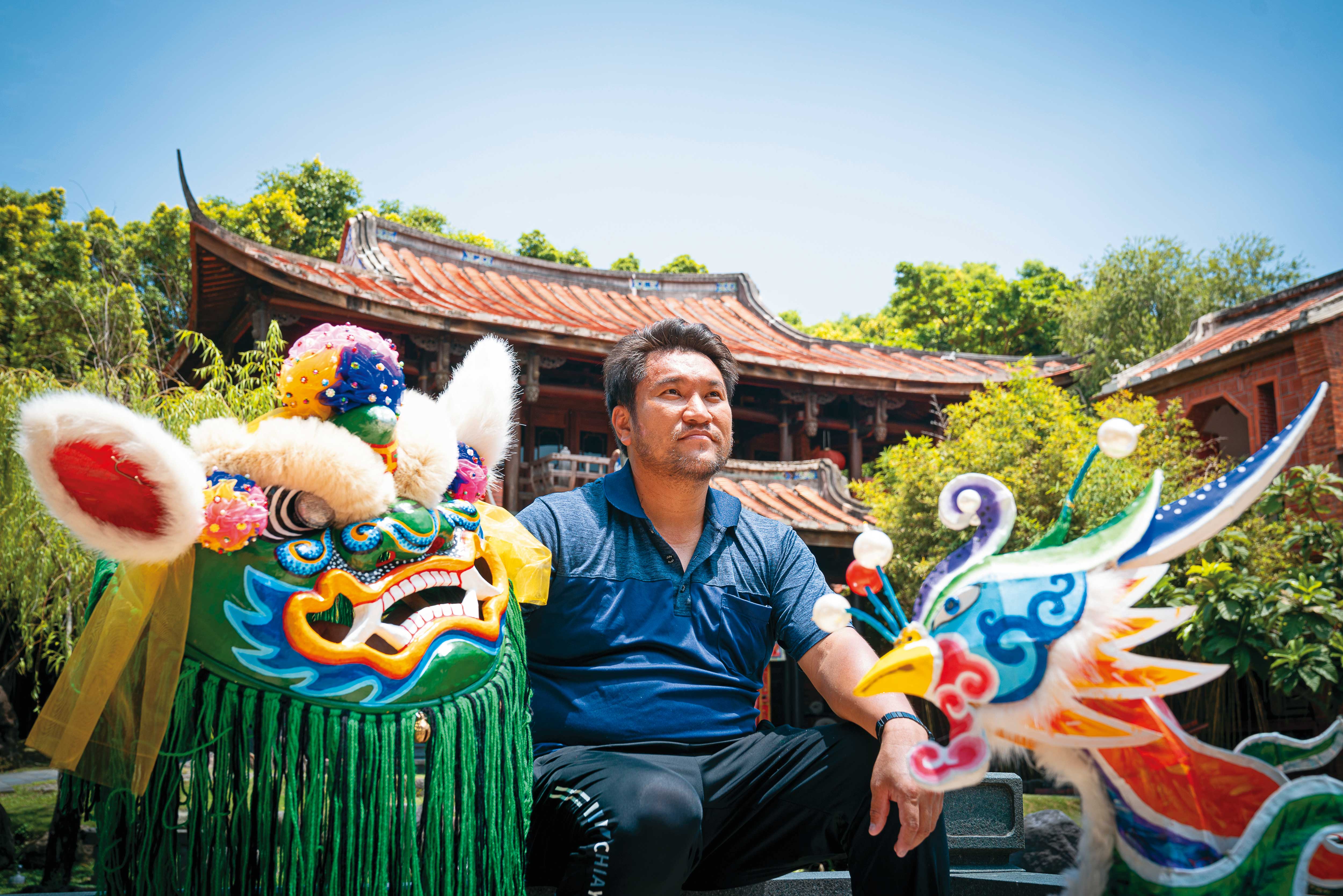 傳承龍鳳獅陣不易，但吳登興不想放棄，也希望透過傳統技藝幫助偏鄉孩子建立自信。